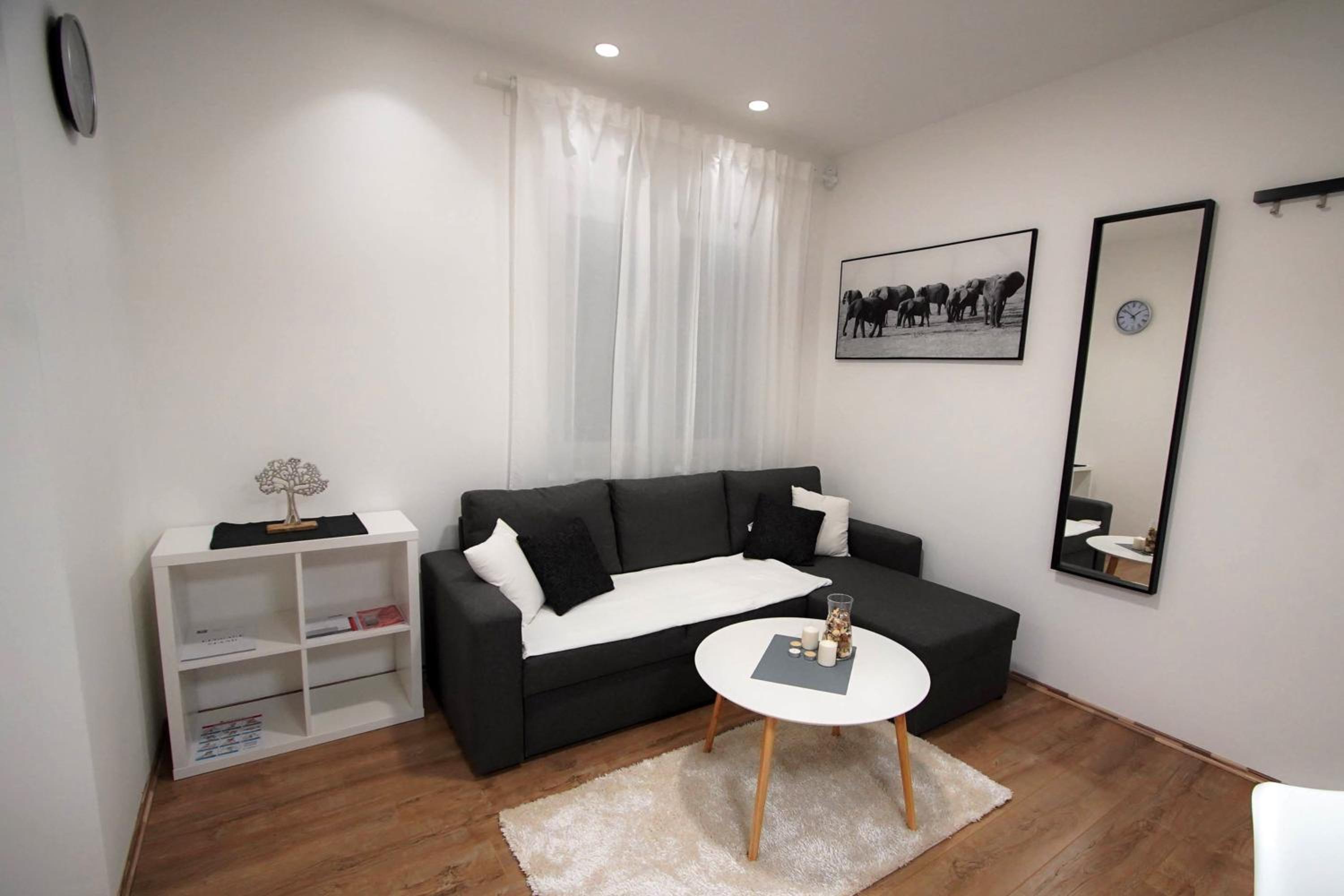 Deluxe Double or Twin Room with Pool Access photo 3
