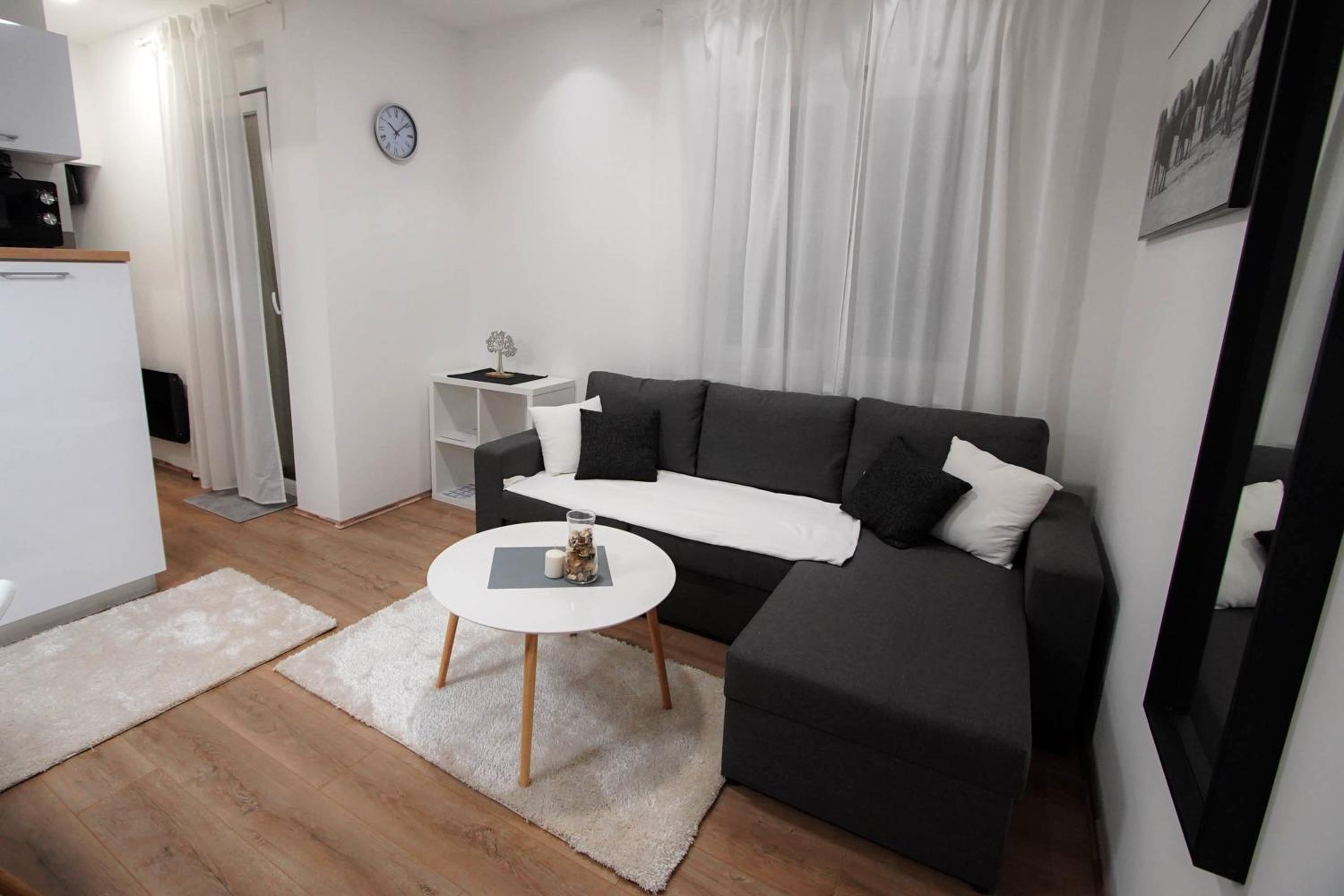 Deluxe Double or Twin Room with Pool Access photo 1