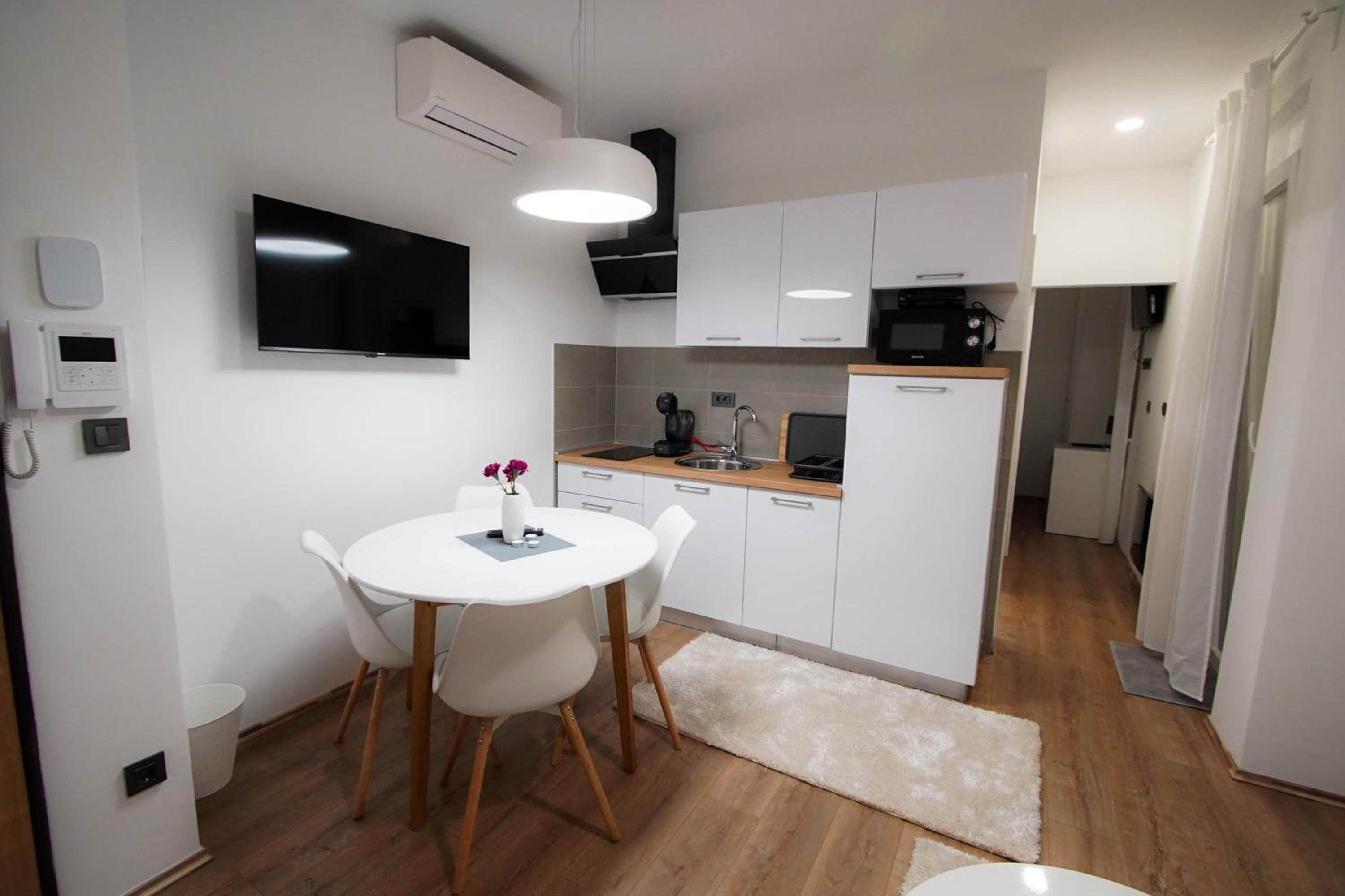 Deluxe Double or Twin Room with Pool Access photo 2