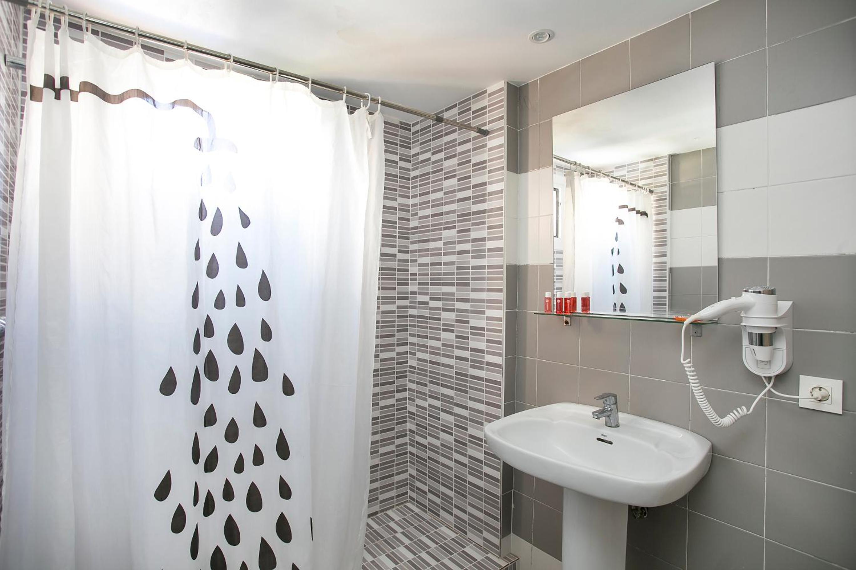 One-Bedroom Apartment with Terrace (2 Adults + 2 Children) photo 2