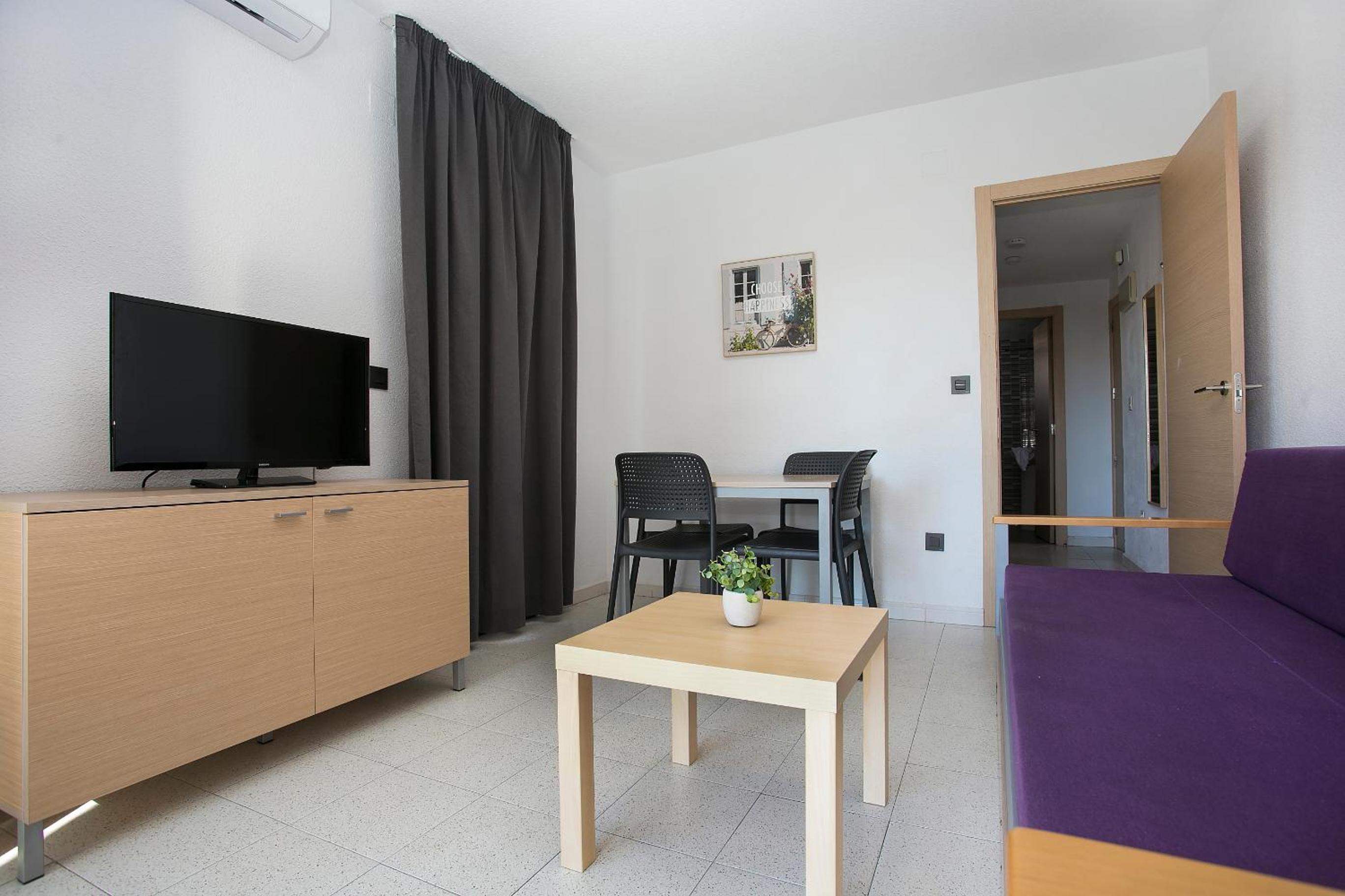One-Bedroom Apartment with Terrace (2 Adults + 2 Children) photo 3