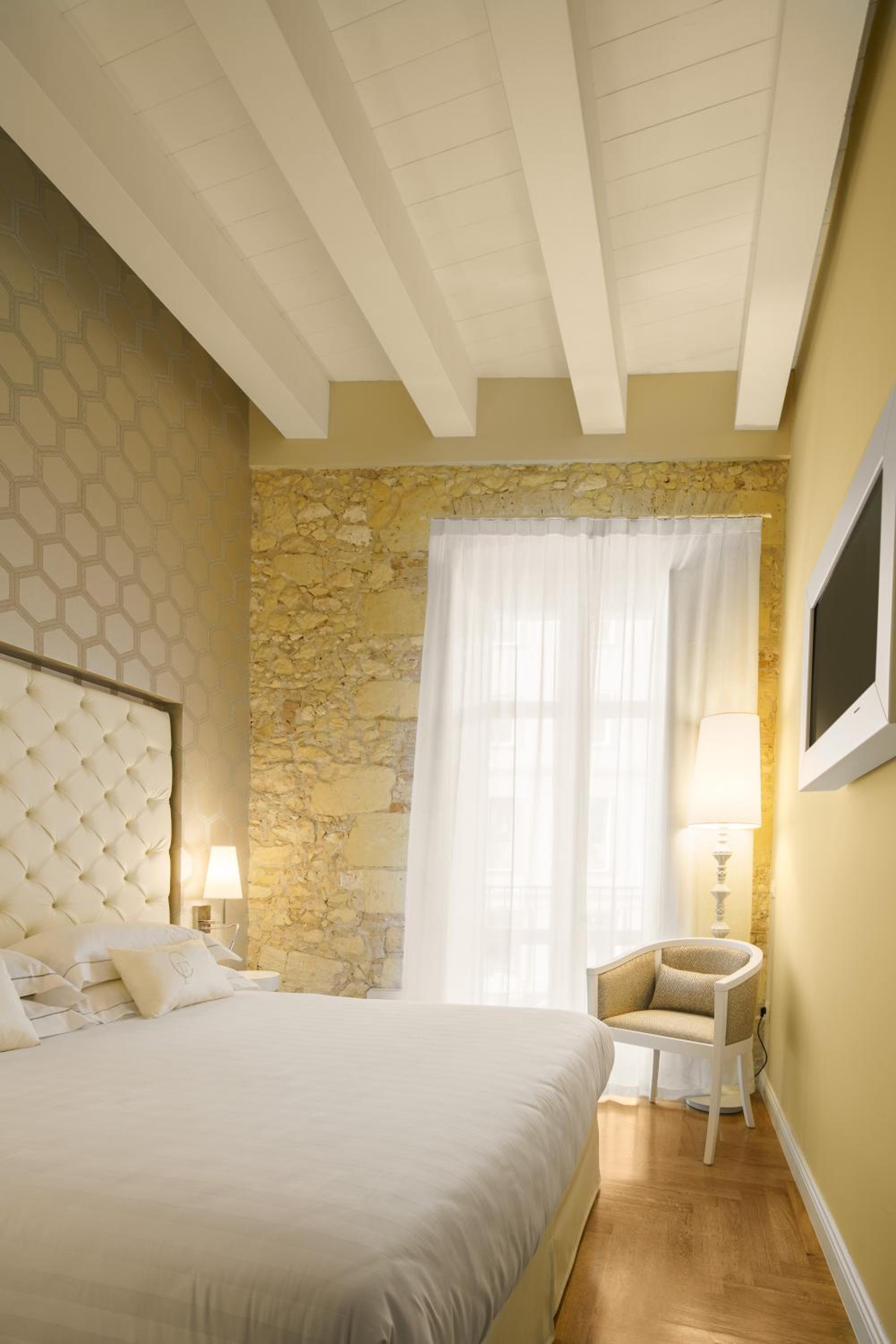 Double or Twin Room with City View - Photo 3