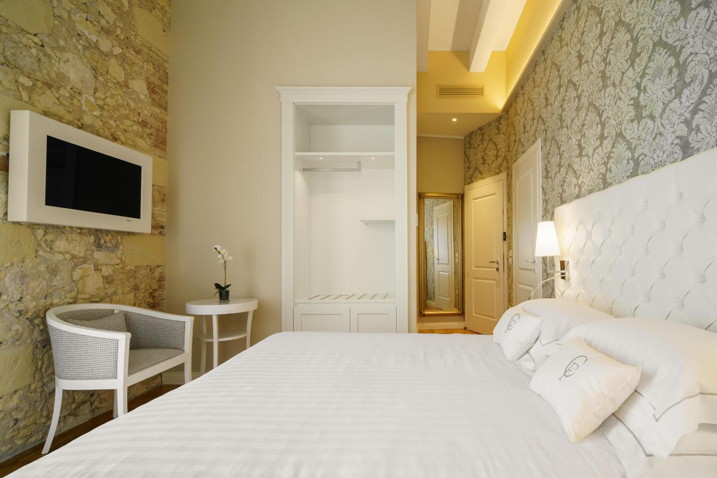 Double or Twin Room with City View - Photo 1