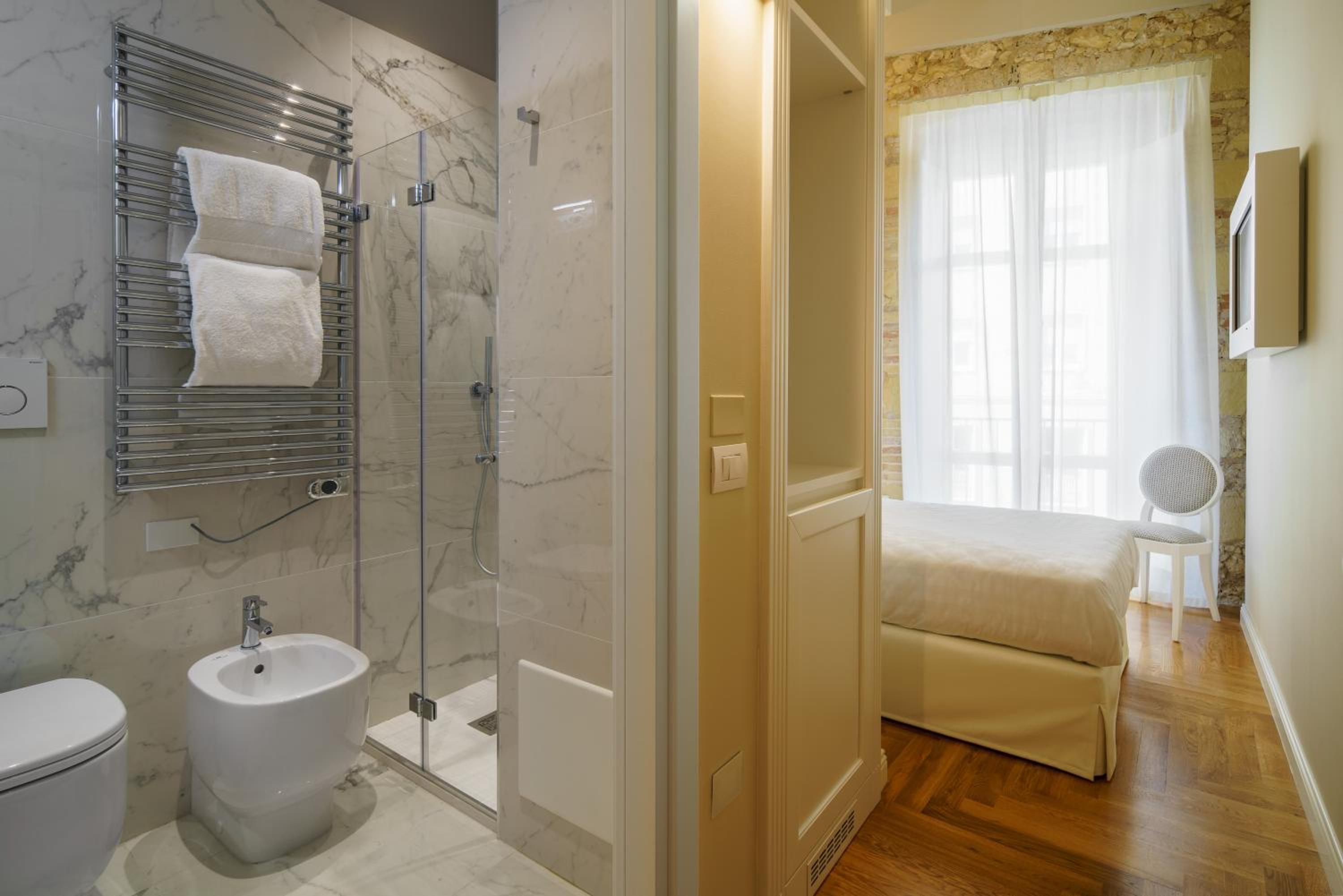 Double or Twin Room with City View - Photo 2