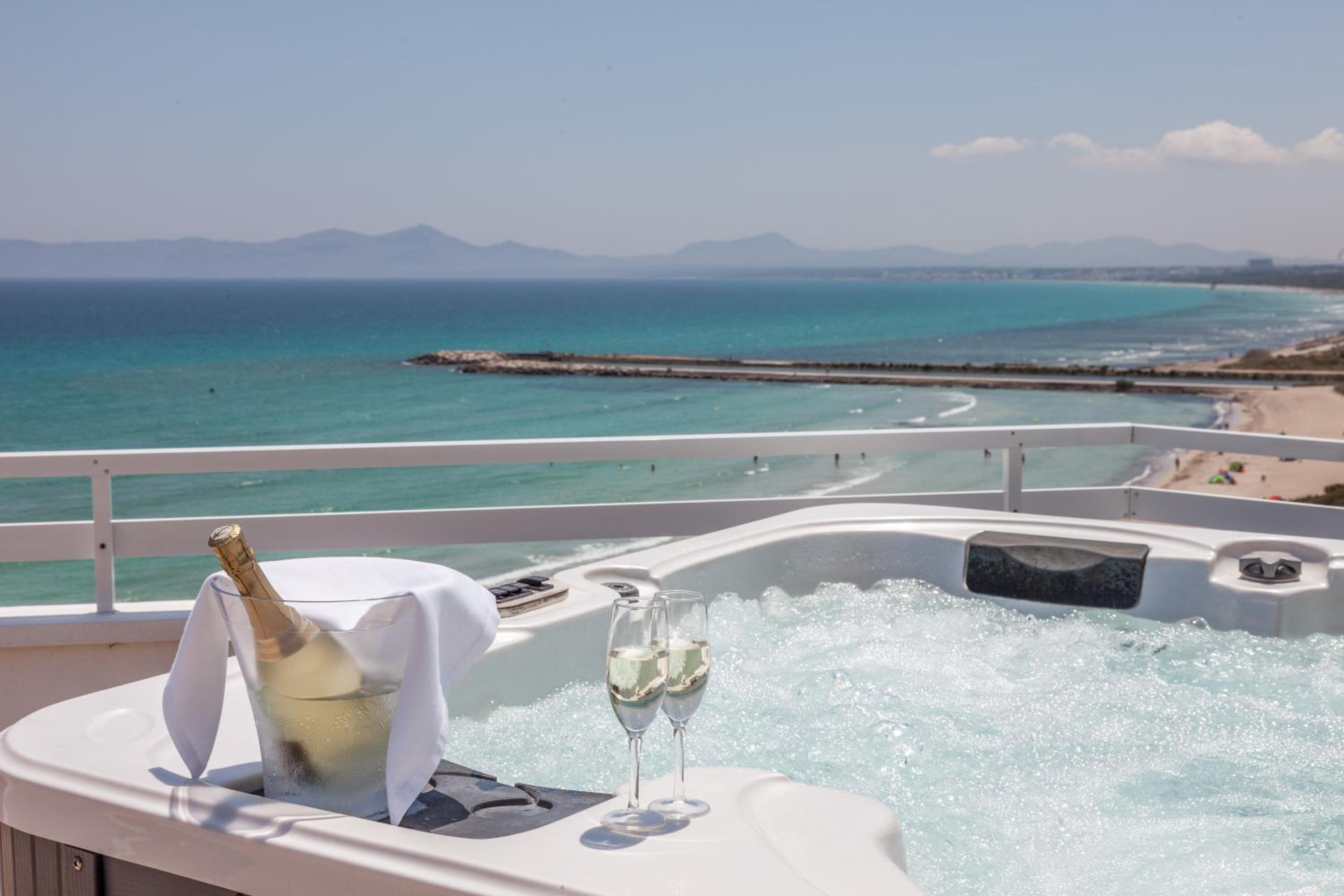 Royal Junior Suite con vista frontal al mar.