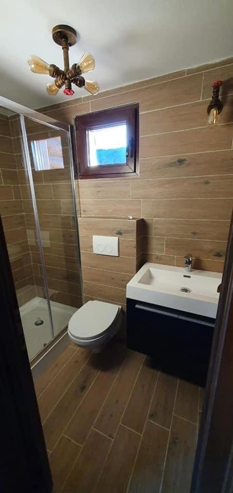 Double Room with Lake View - Photo 10