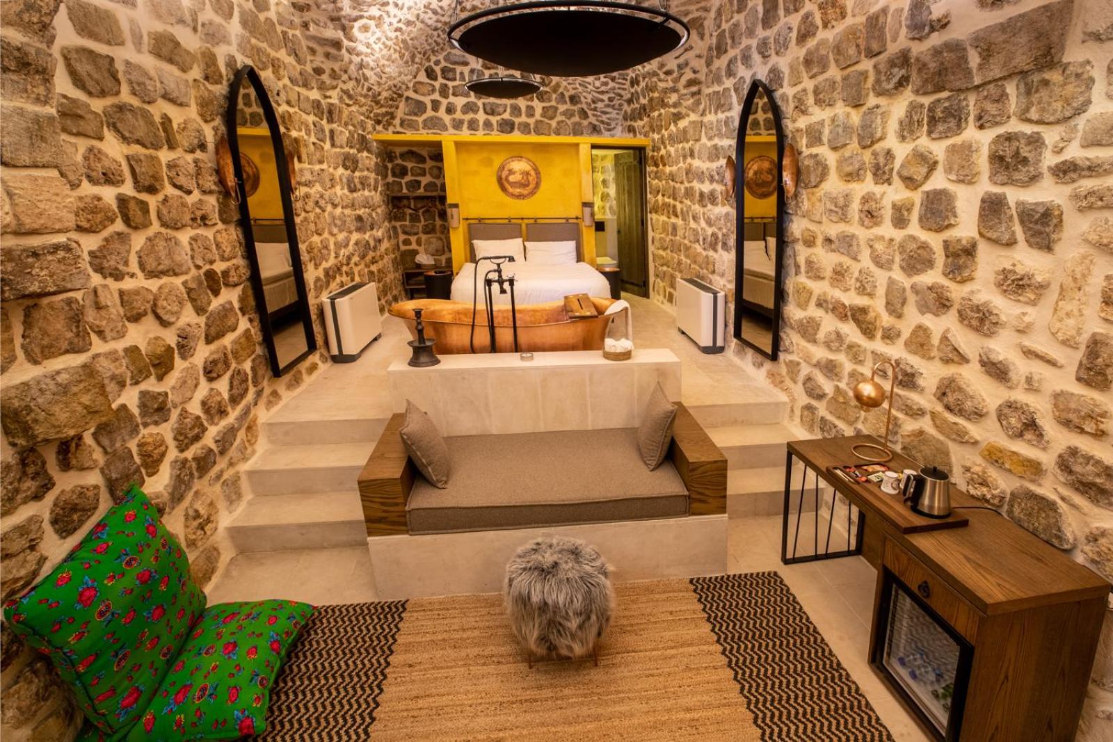 Suite - Photo 1