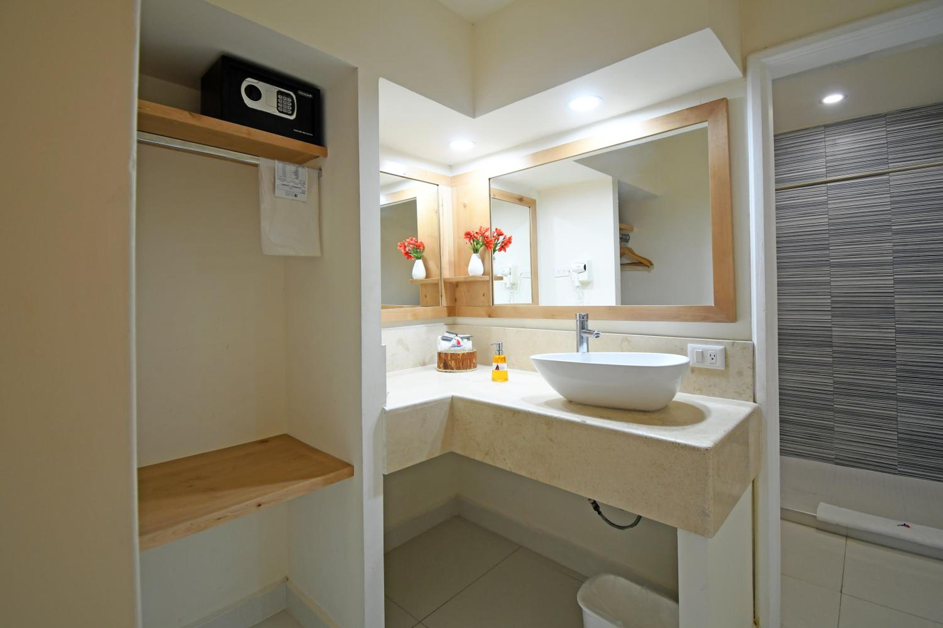Standard King Room View photo 3