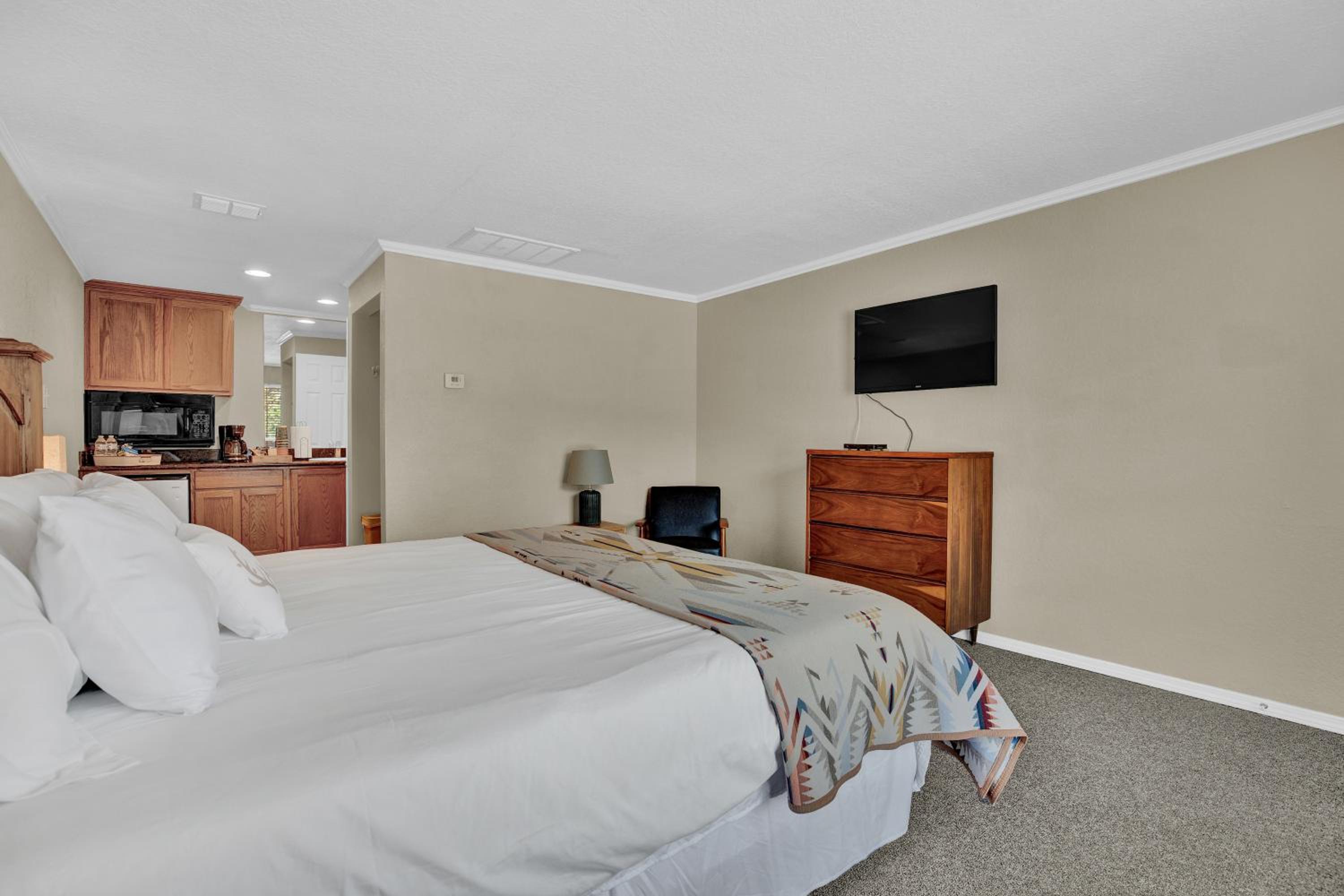 Standard King Room photo 3