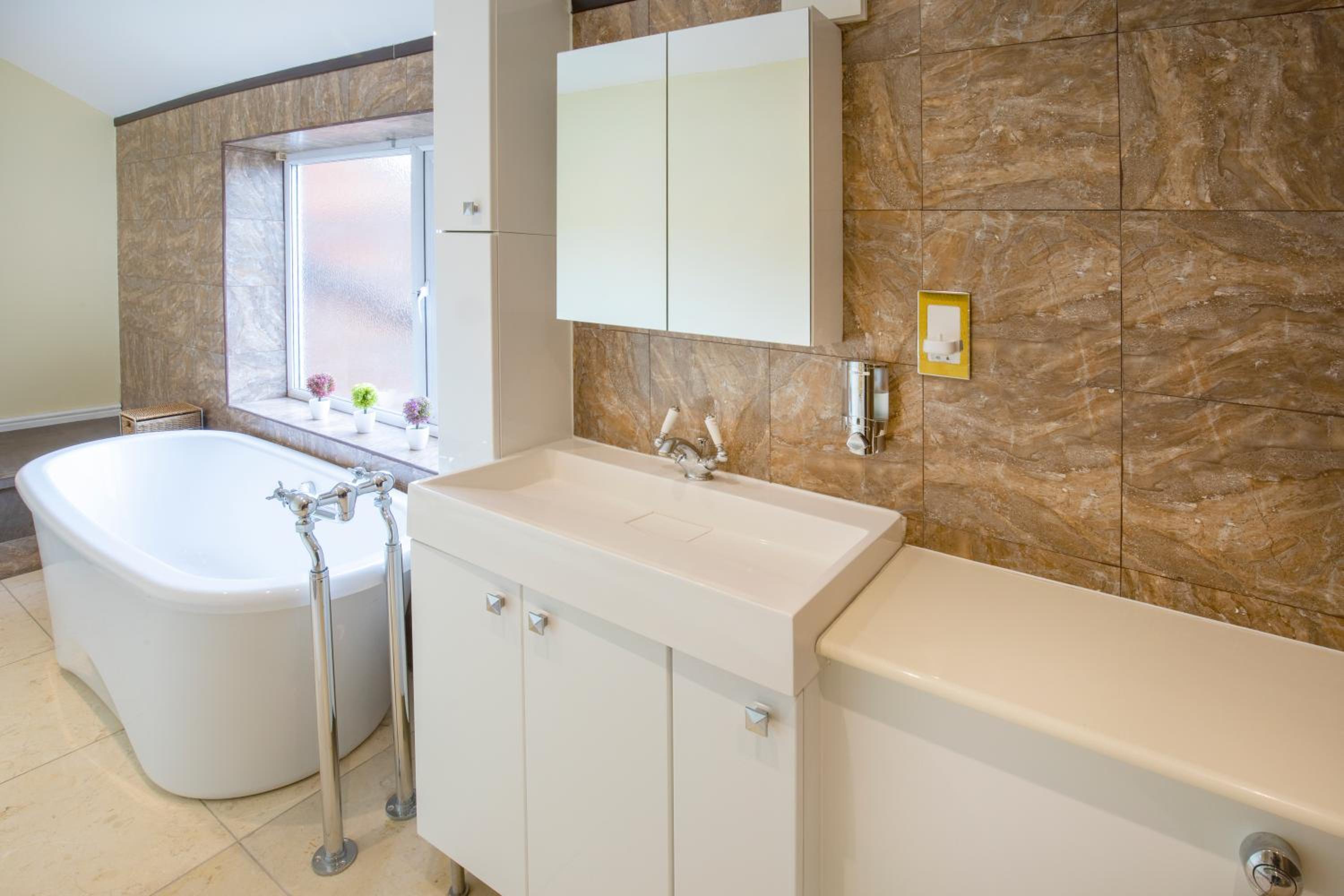 Standard King Room - Photo 18