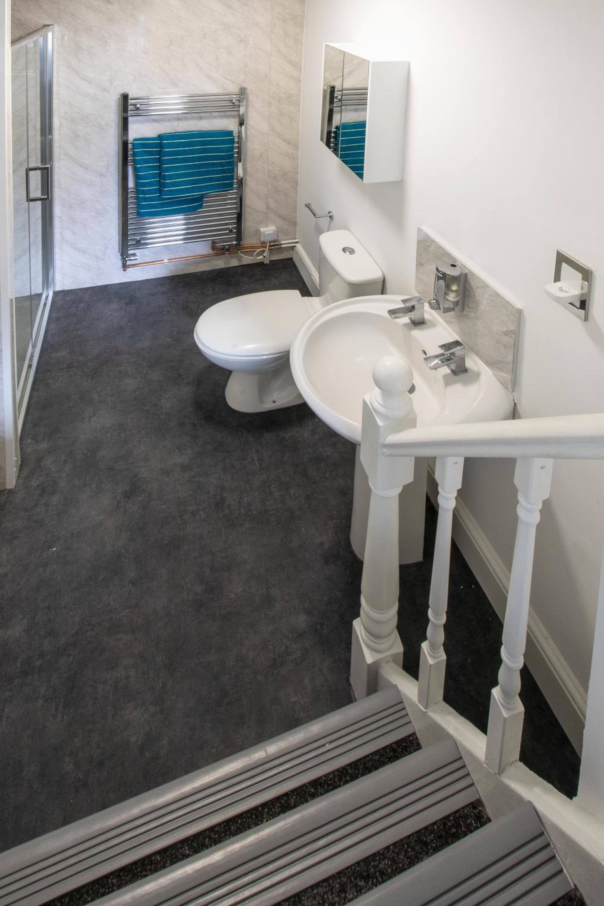 Deluxe King Room - Photo 14