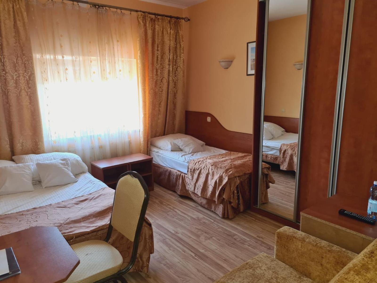 Triple Room with Private Bathroom - Photo 4