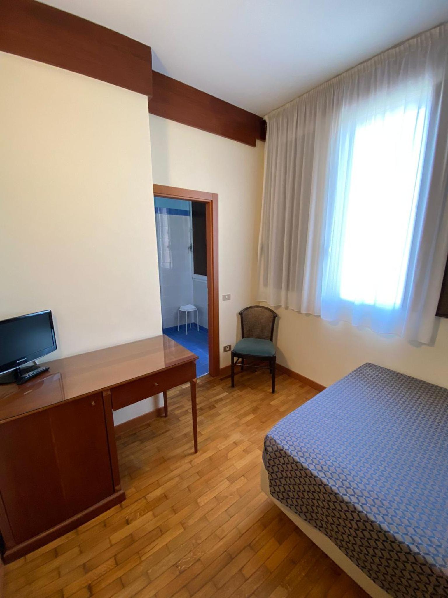 Small Double Room - Photo 3