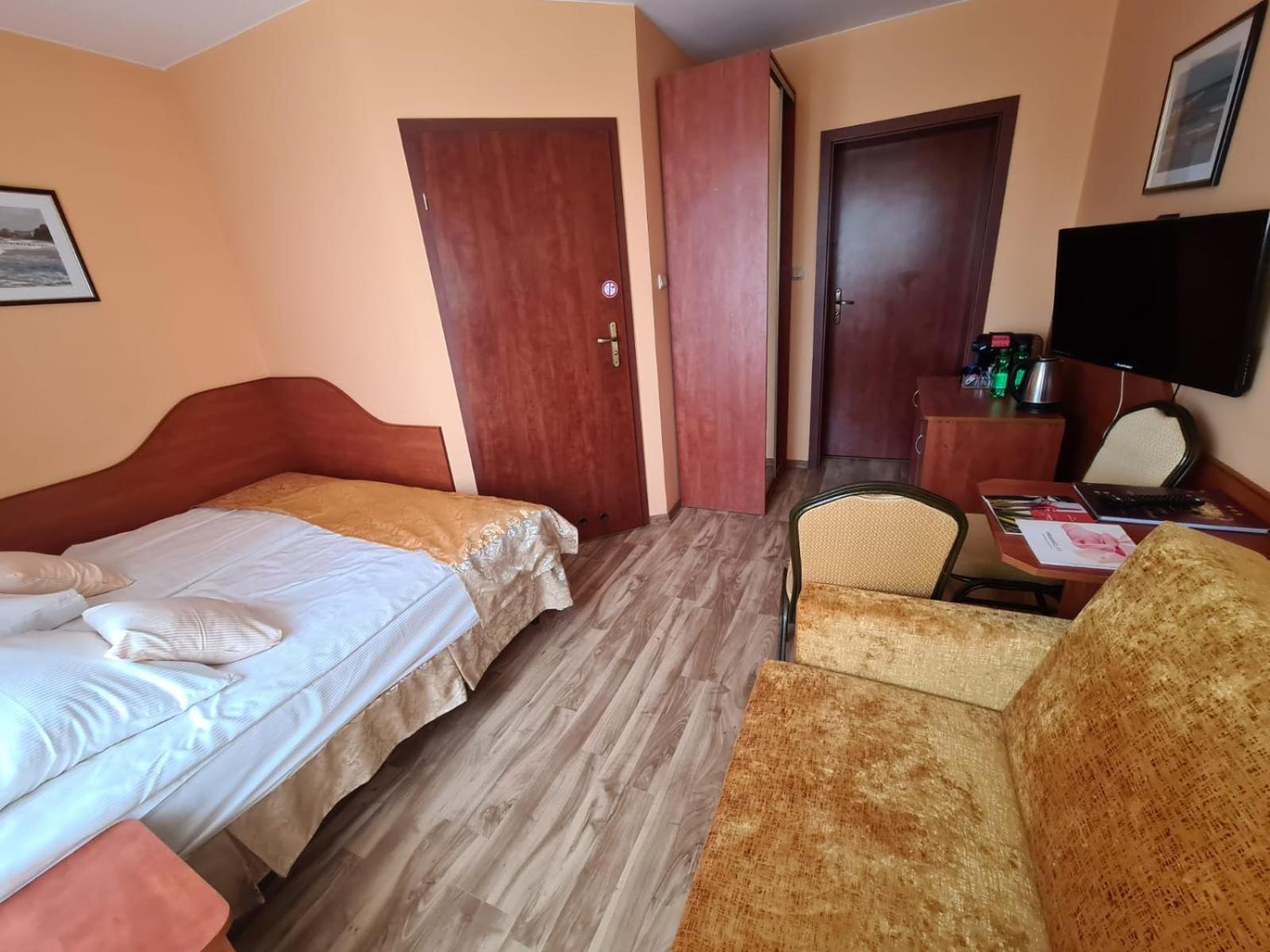 Double Room with Balcony - Photo 4