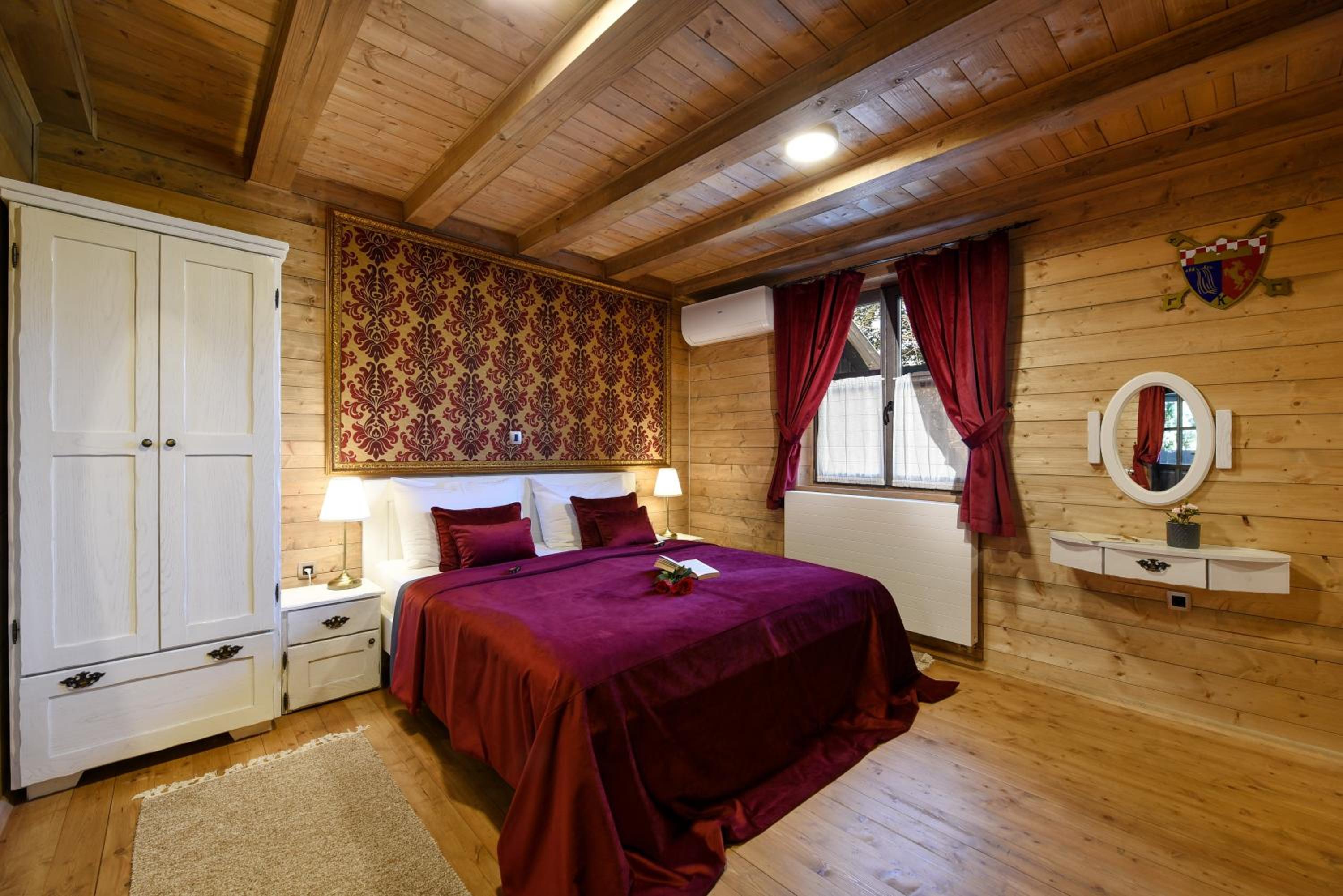 Deluxe Suite with Spa Bath - Photo 10