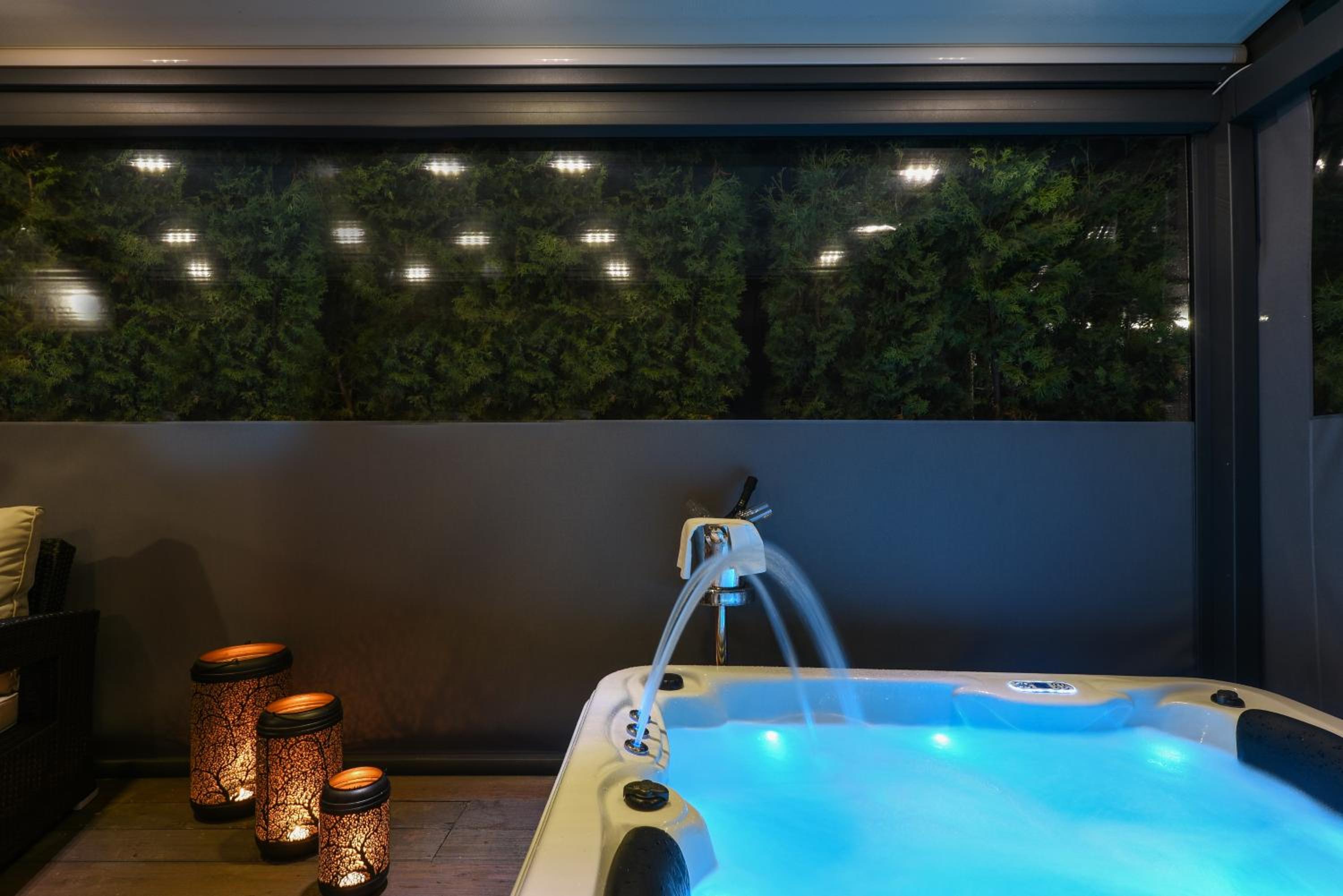 Deluxe Suite with Spa Bath - Photo 8