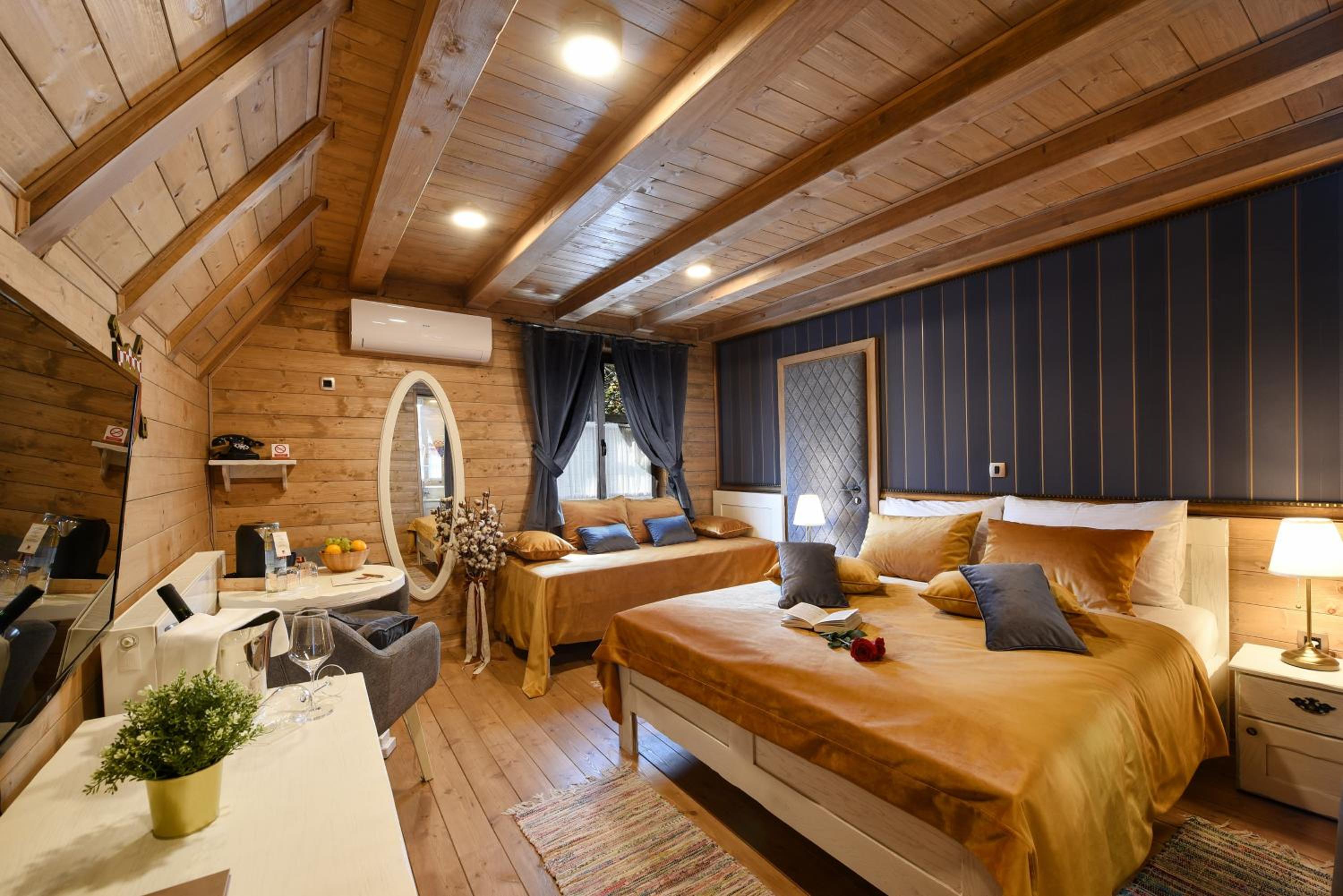 Deluxe Double Room - Photo 16