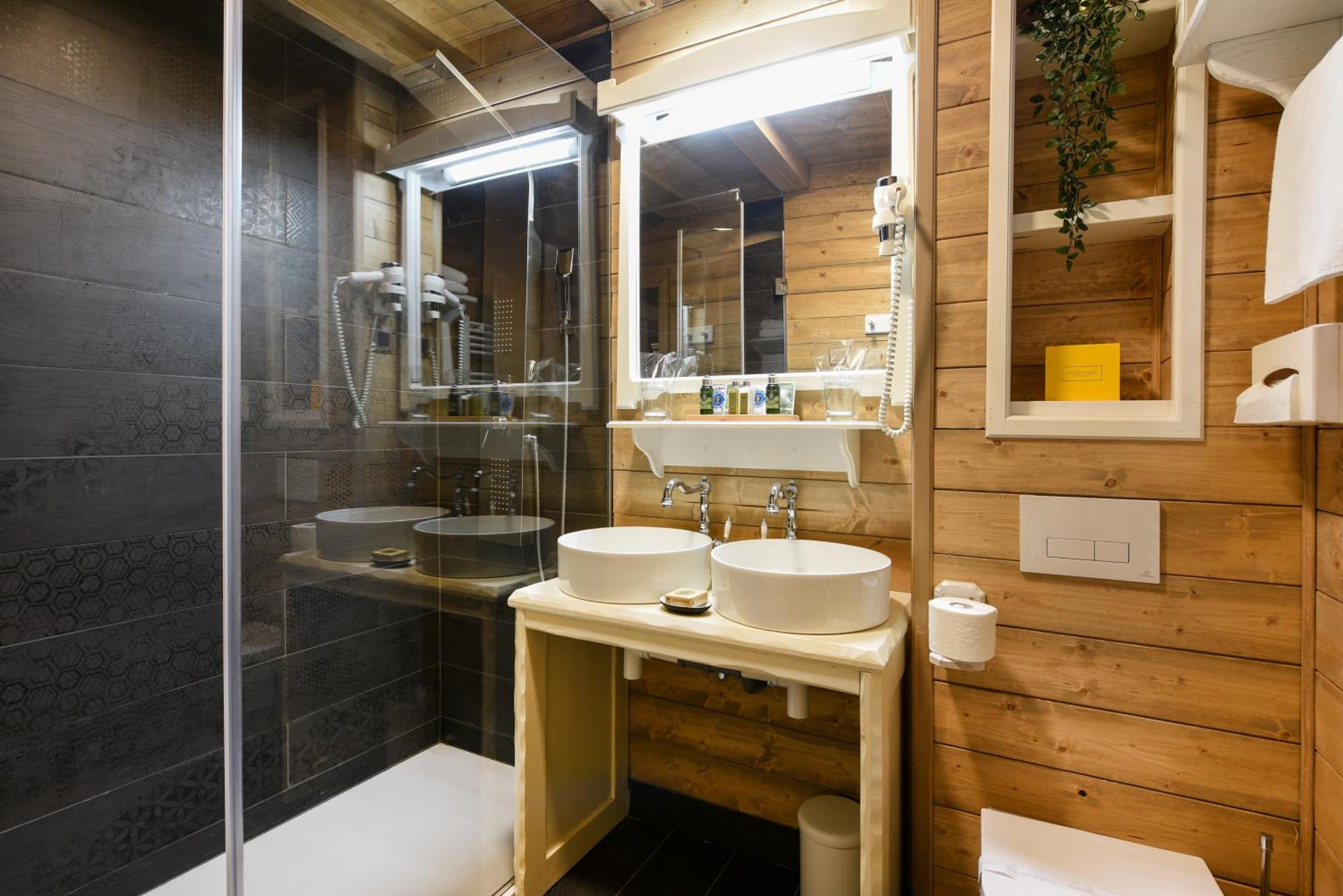 Deluxe Suite with Spa Bath - Photo 6