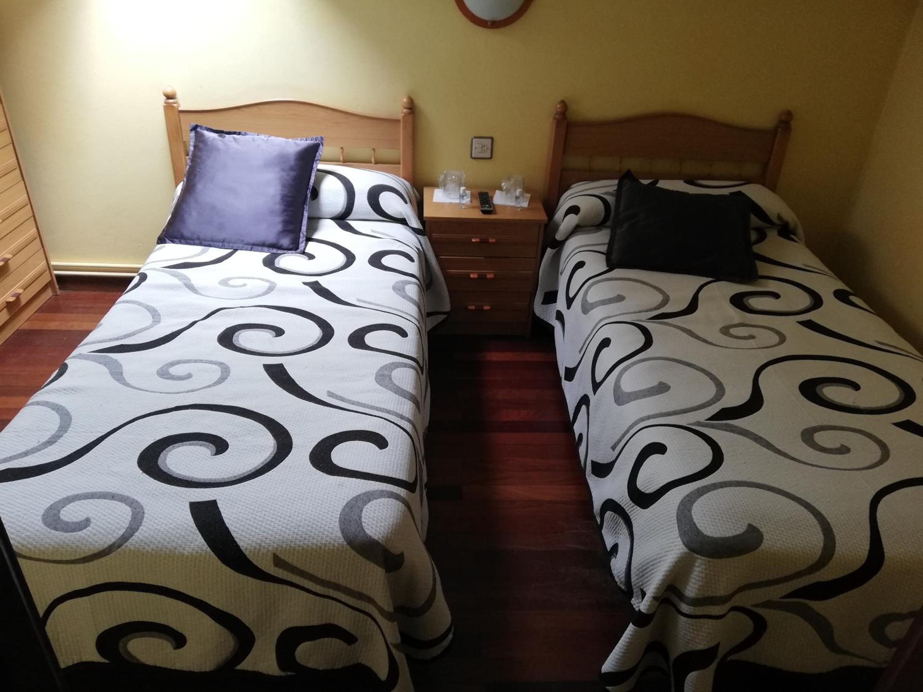 Twin Room with Private Bathroom - Photo 1