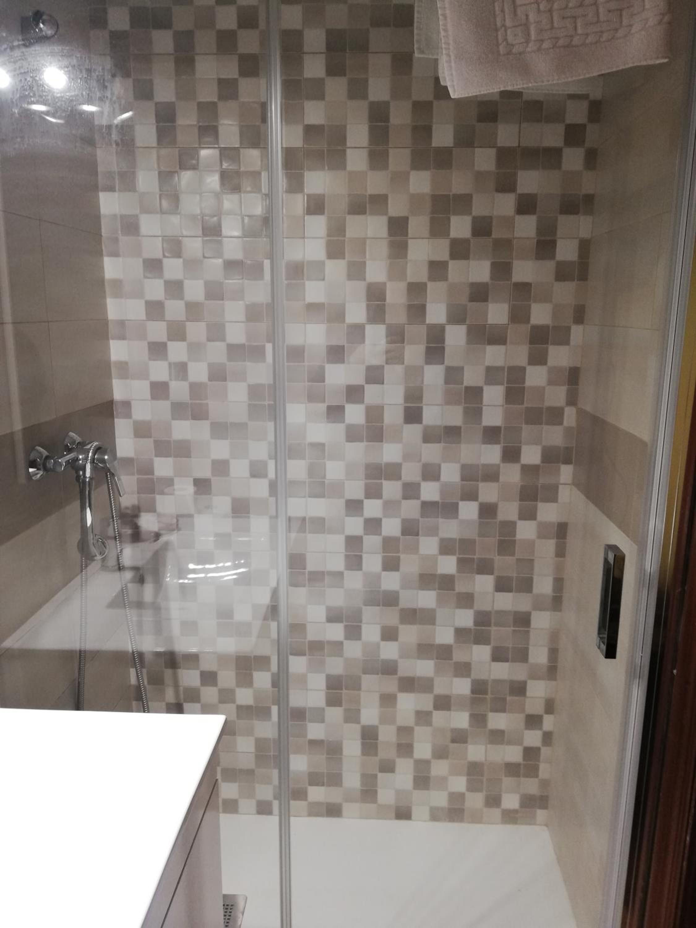 Twin Room with Private Bathroom - Photo 6