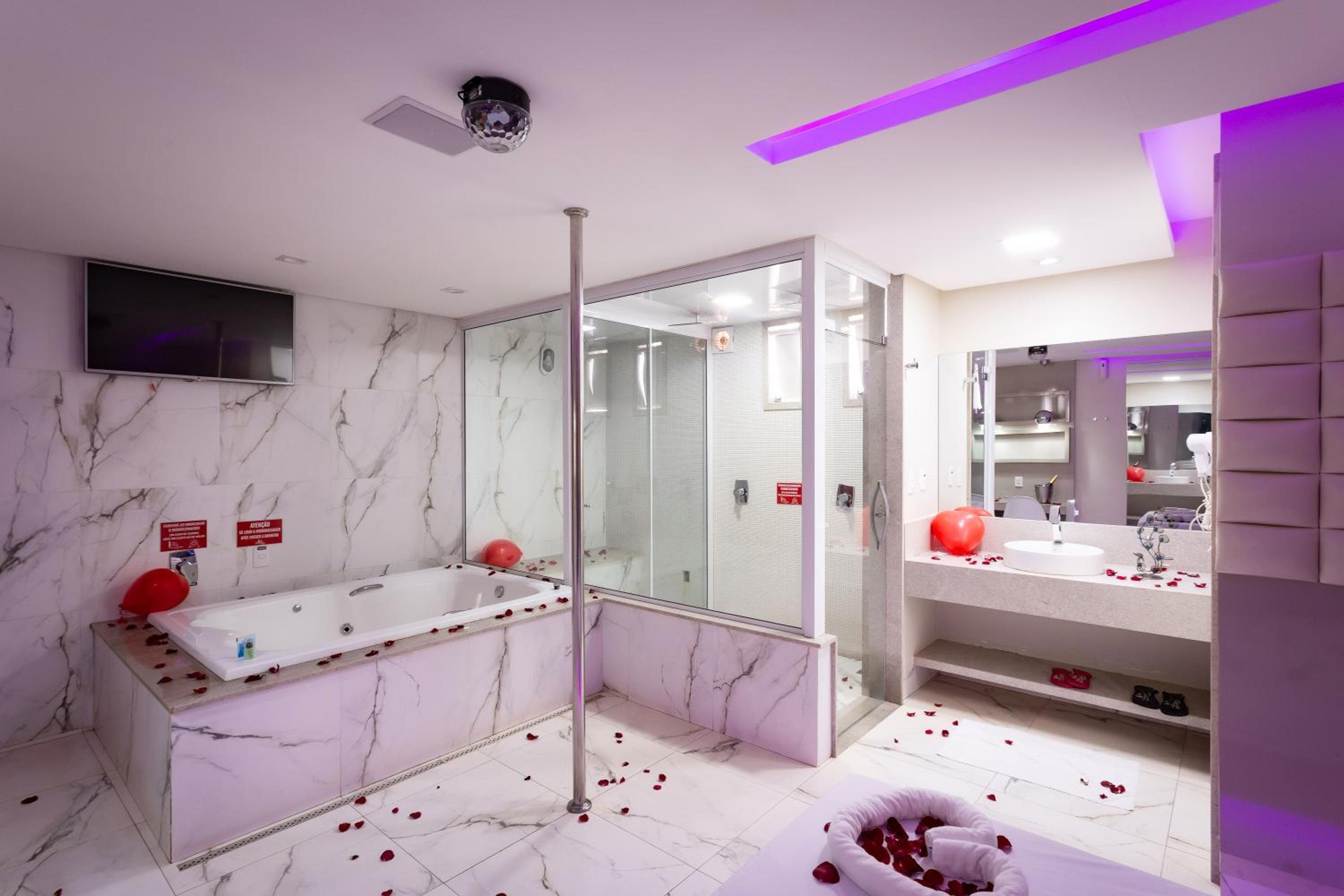 King Suite with Spa Bath - Photo 14