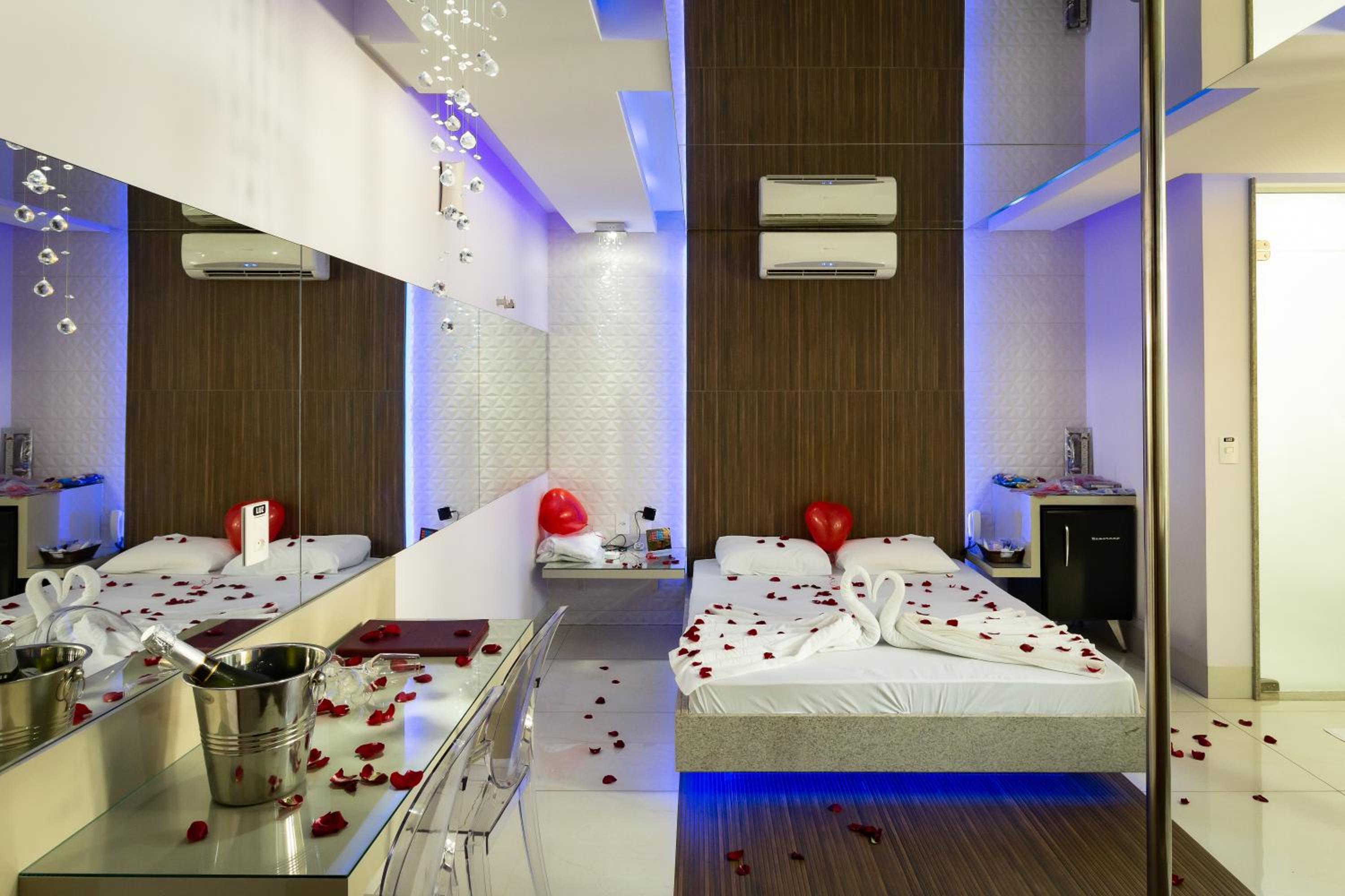 King Suite with Spa Bath - Photo 1