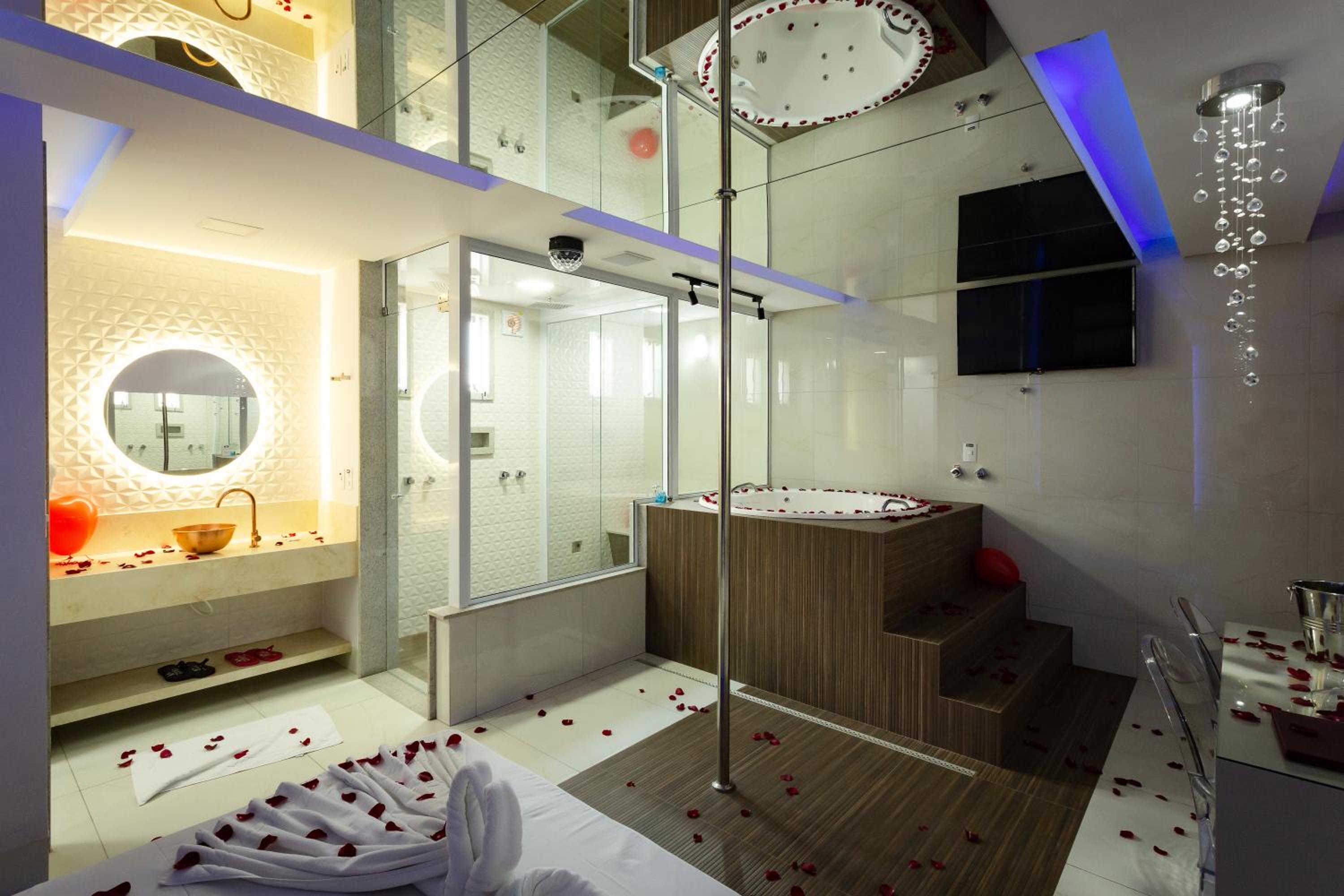 King Suite with Spa Bath - Photo 23