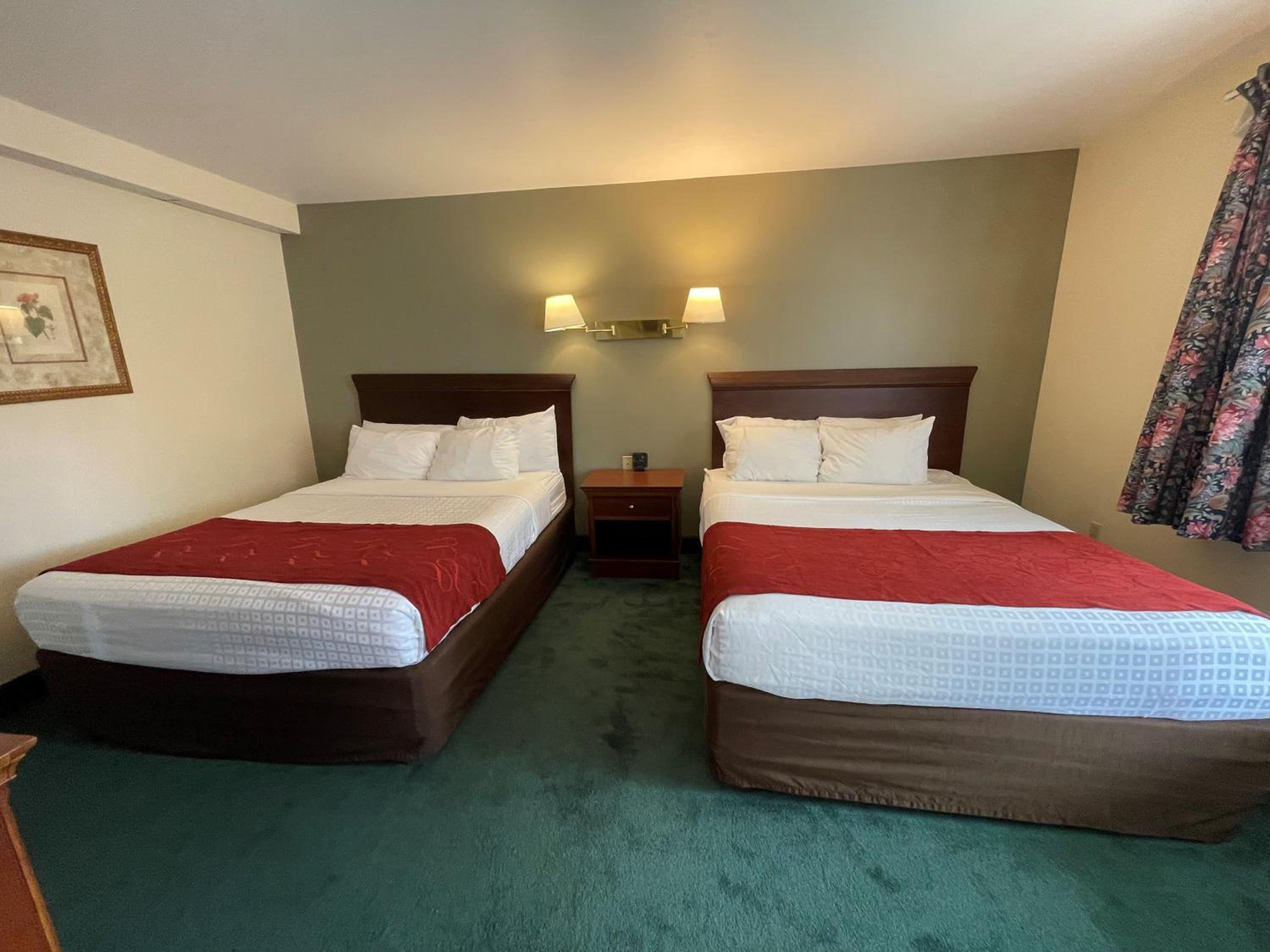 Queen Room with Two Queen Beds photo 3