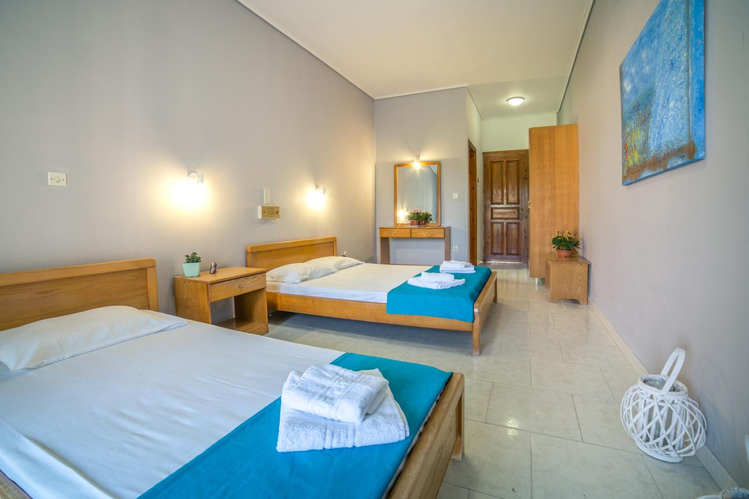 Economy Triple Room photo 3