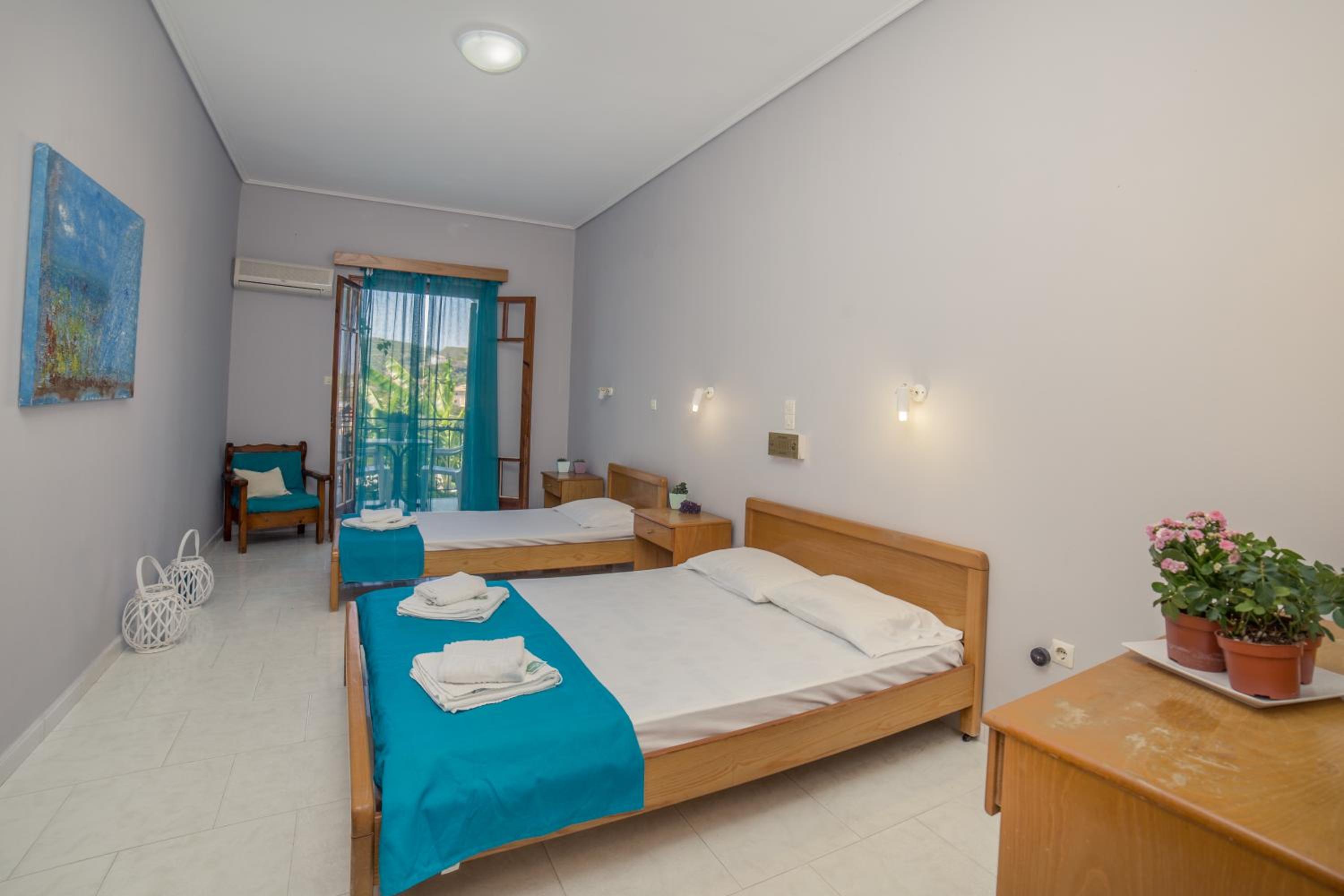 Economy Triple Room photo 2