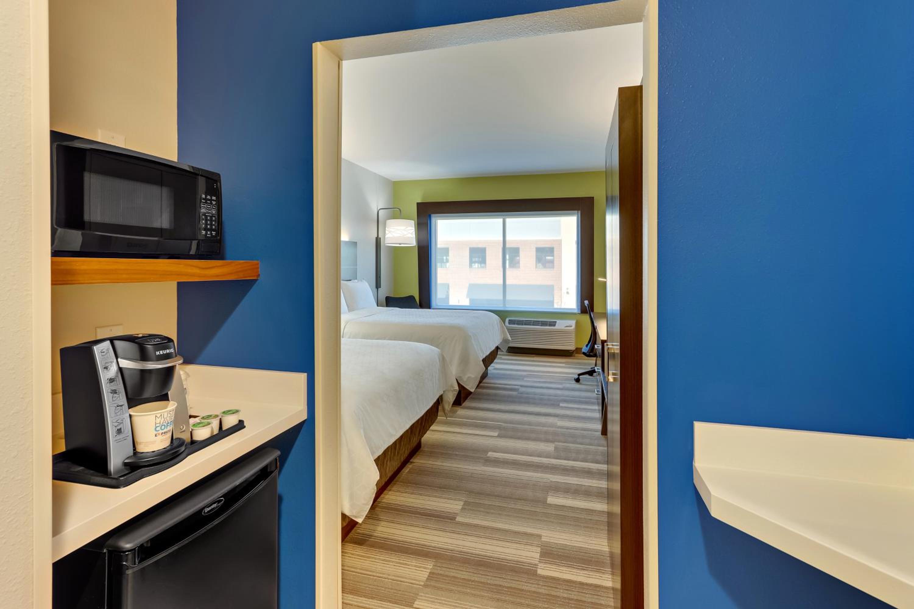 Standard Queen Room with Two Queen Beds - Photo 10