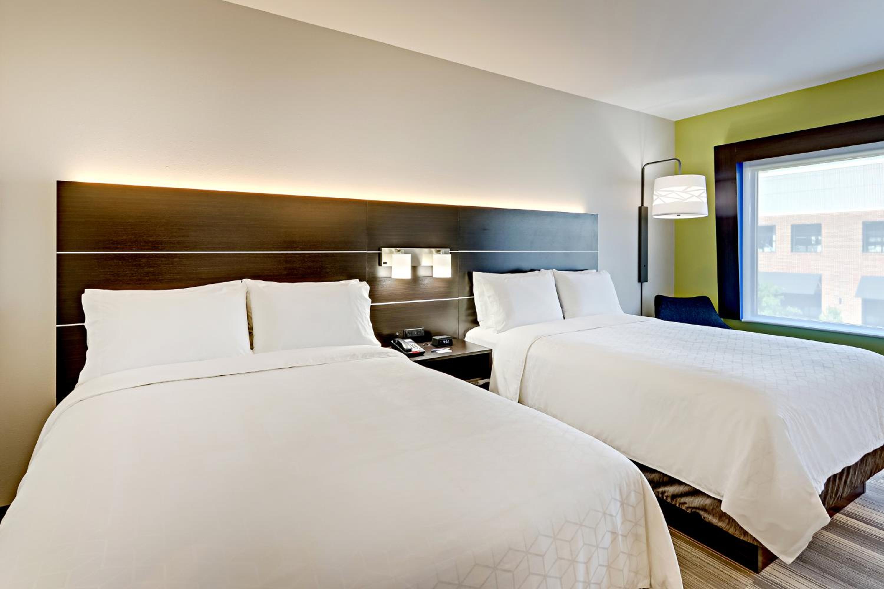 Standard Queen Room with Two Queen Beds - Photo 12
