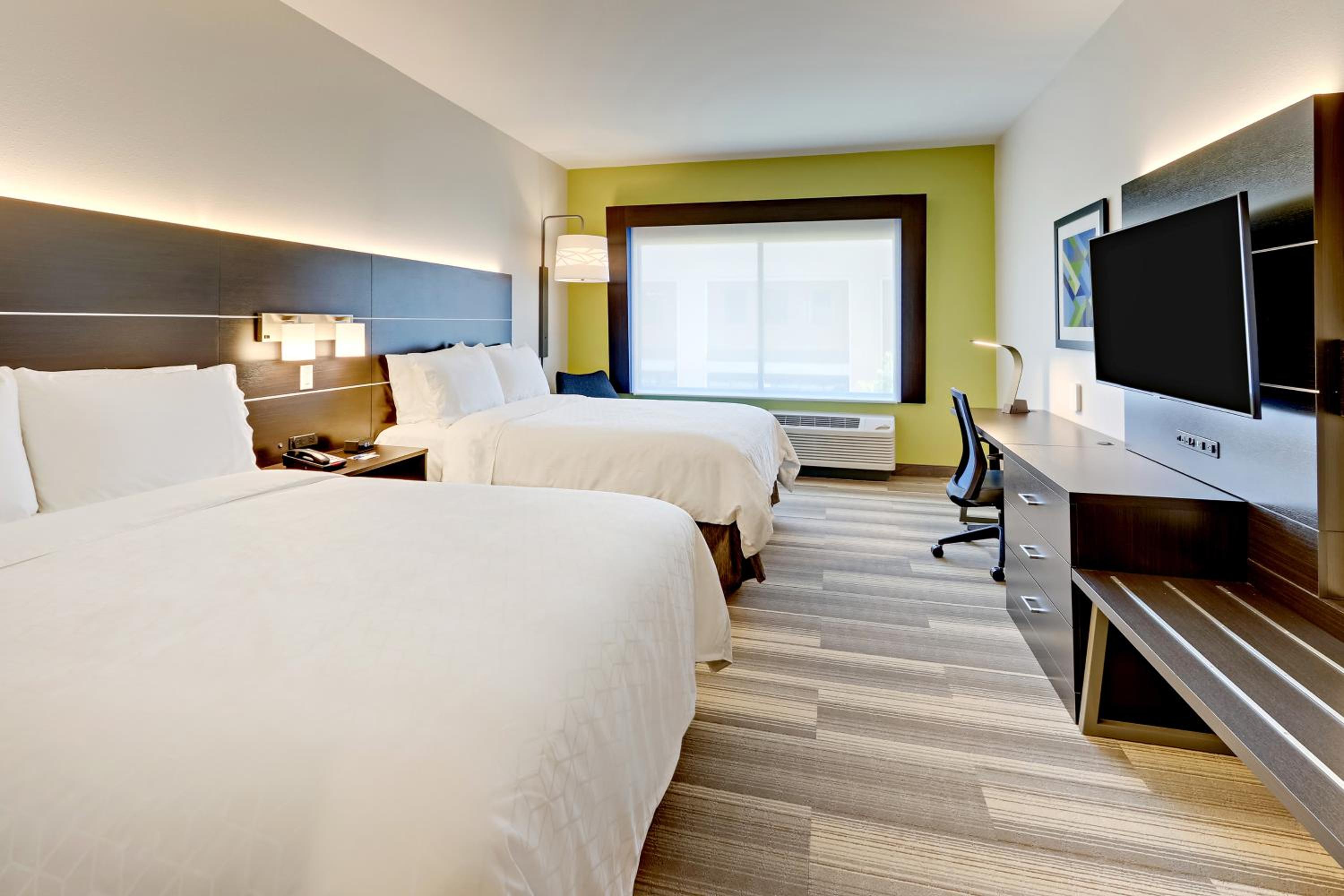 Standard Queen Room with Two Queen Beds - Photo 7