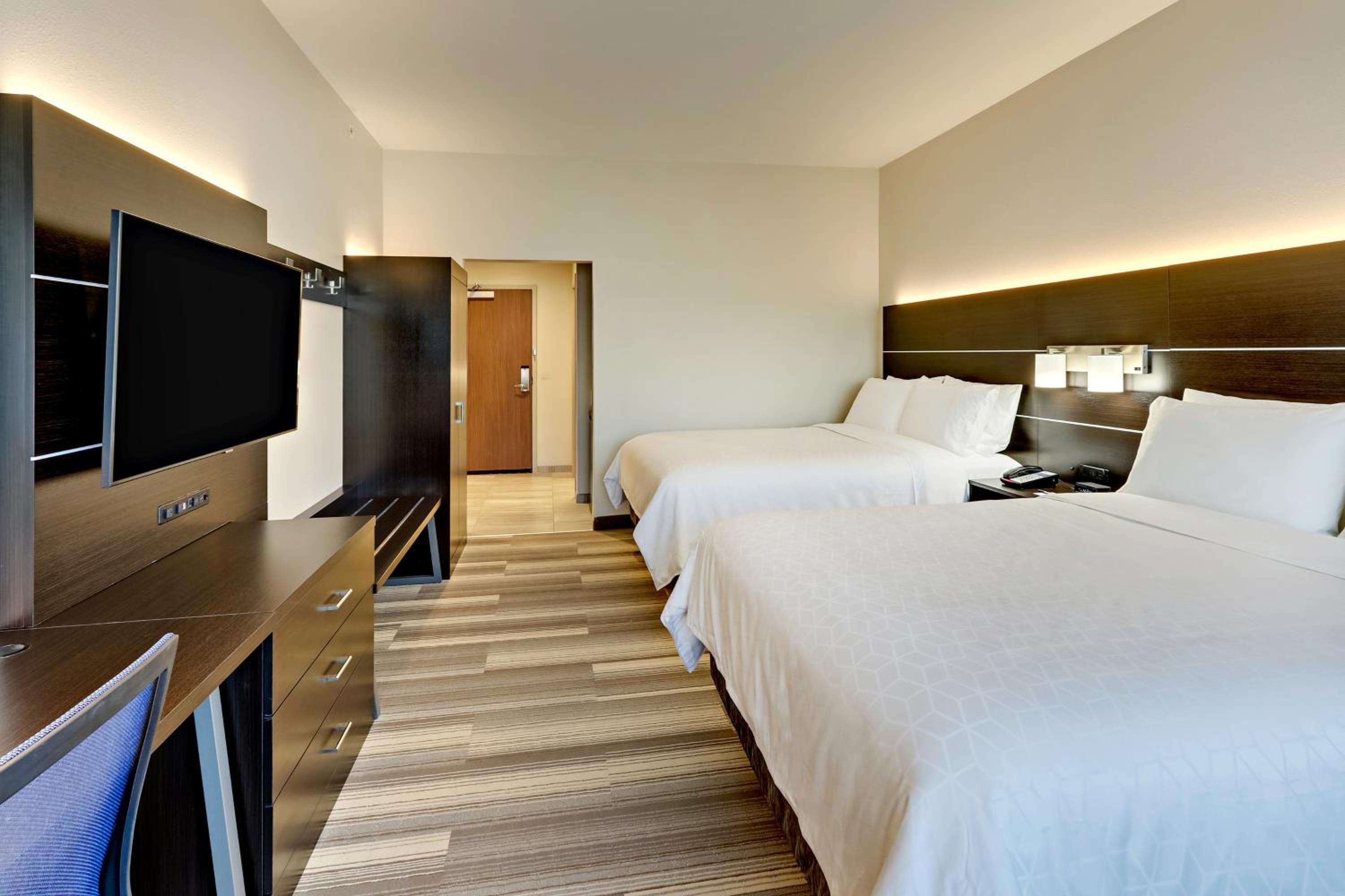 Standard Queen Room with Two Queen Beds - Photo 8