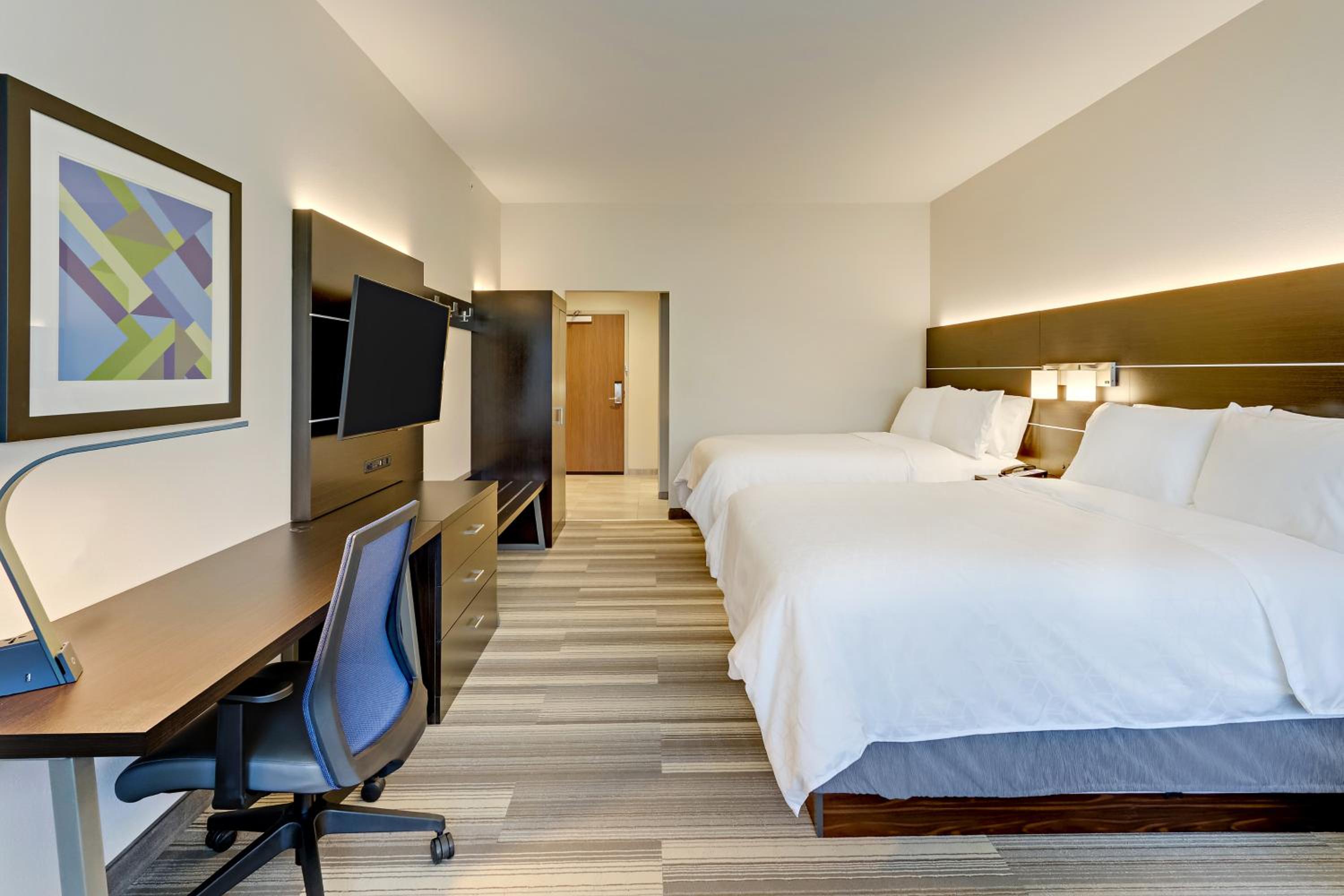 Standard Queen Room with Two Queen Beds - Photo 2