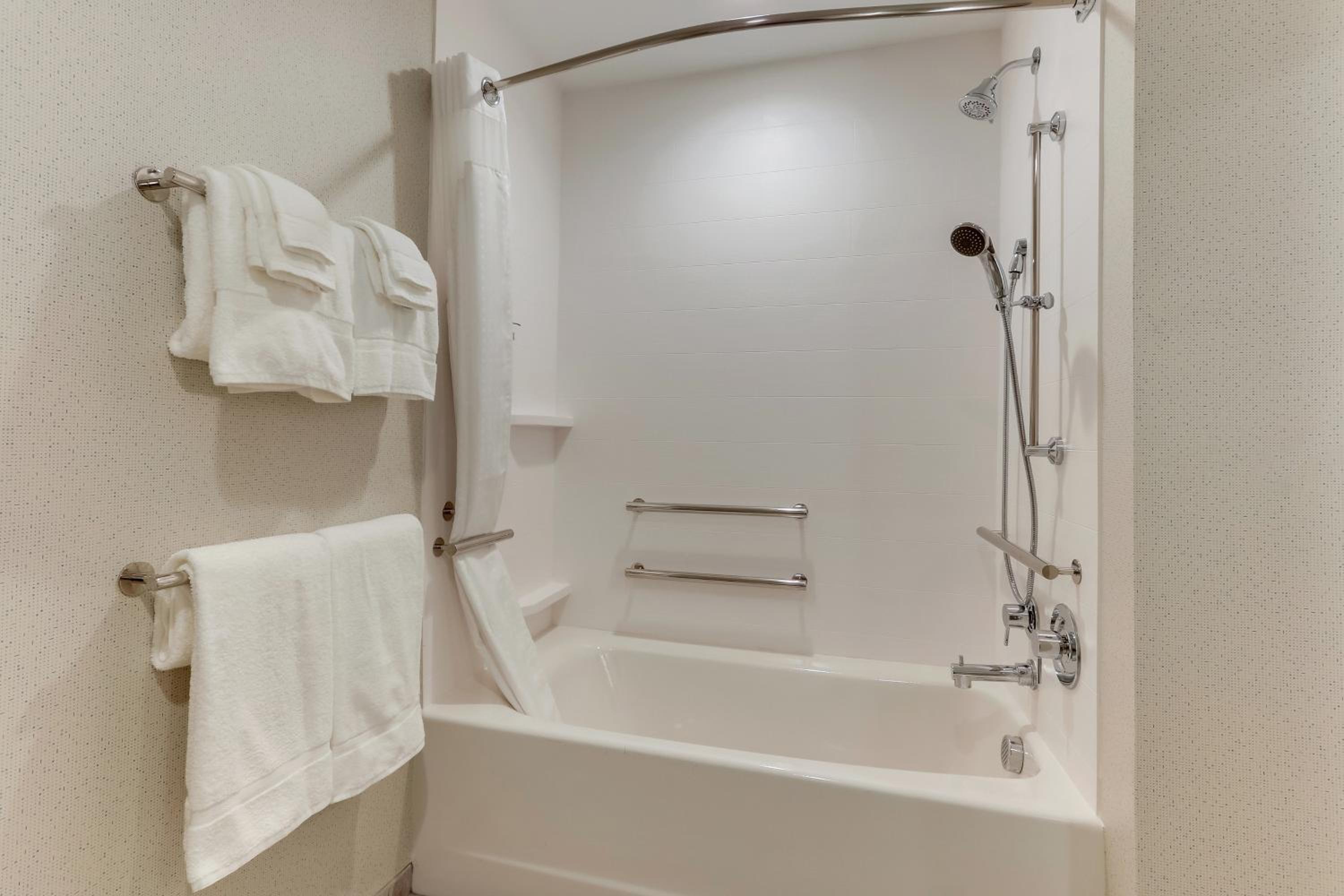 Standard Queen Room with Two Queen Beds and Mobility Accessible Tub photo 3