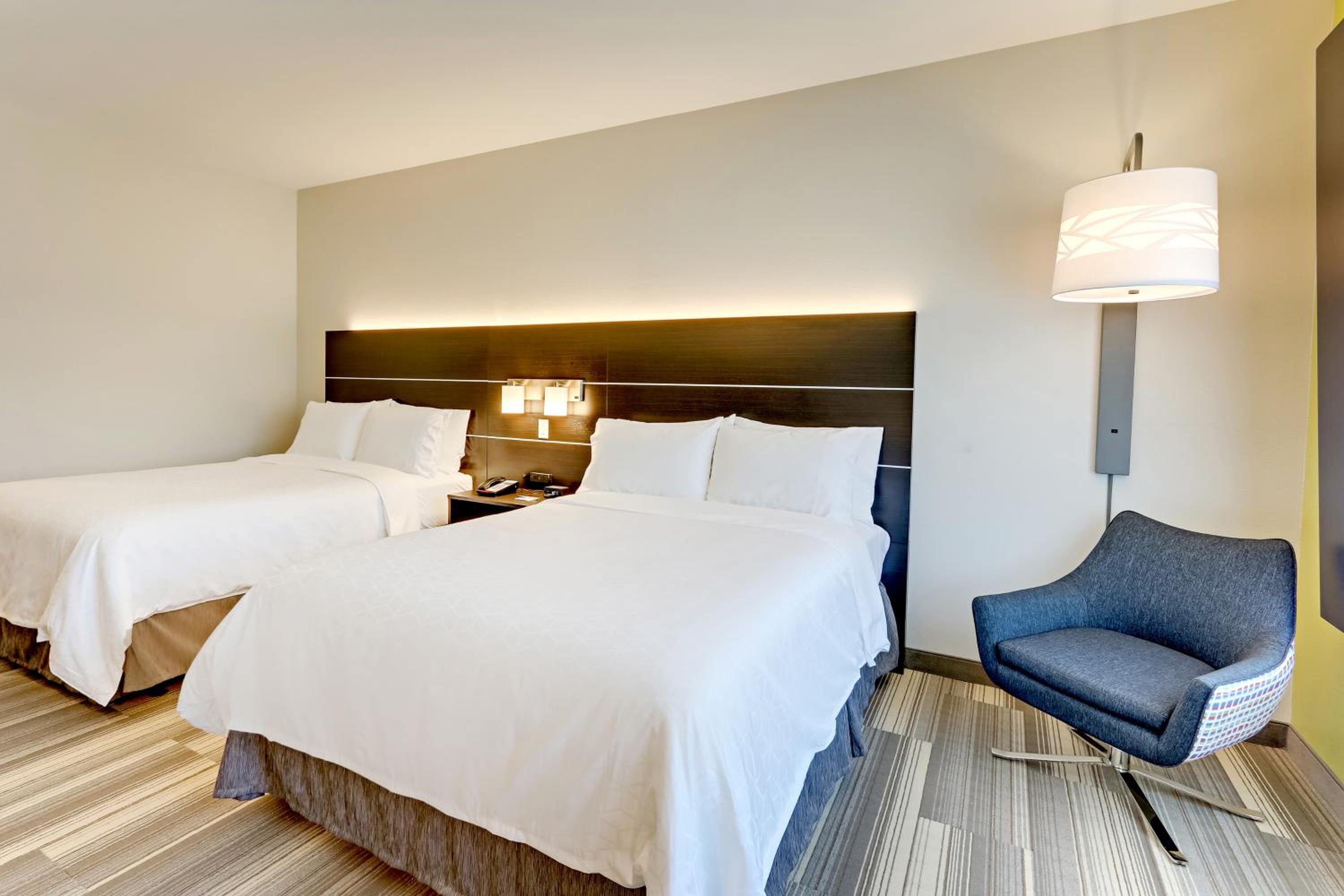 Standard Queen Room with Two Queen Beds - Photo 3