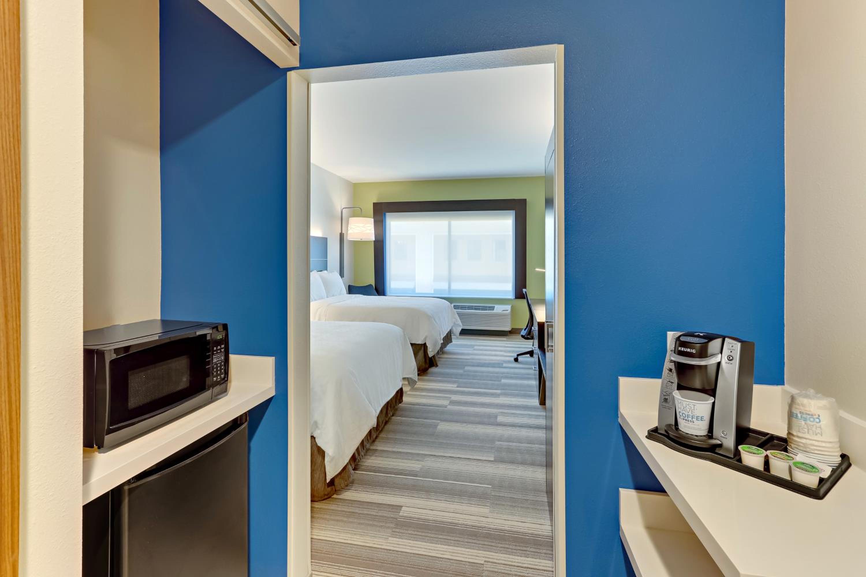 Standard Queen Room with Two Queen Beds - Photo 4