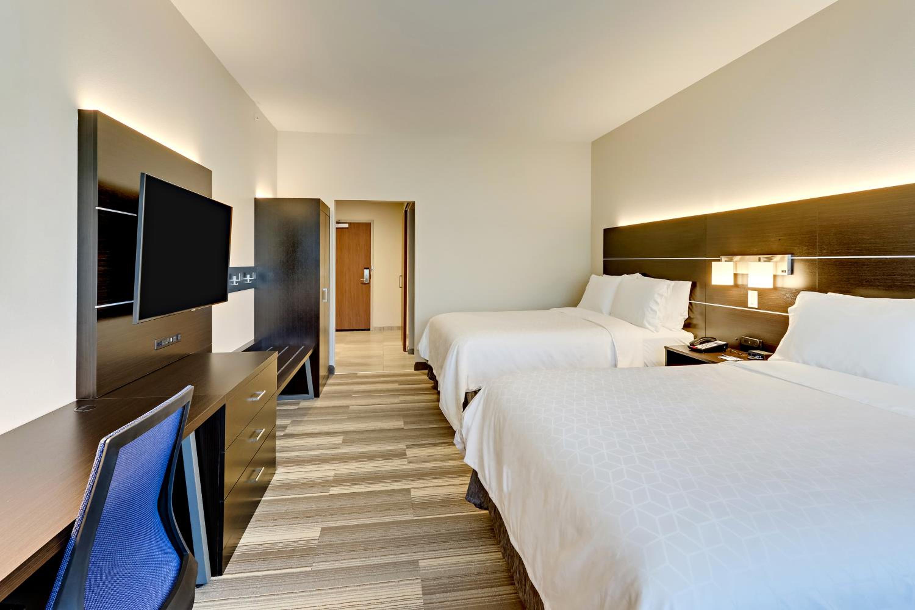 Standard Queen Room with Two Queen Beds - Photo 5