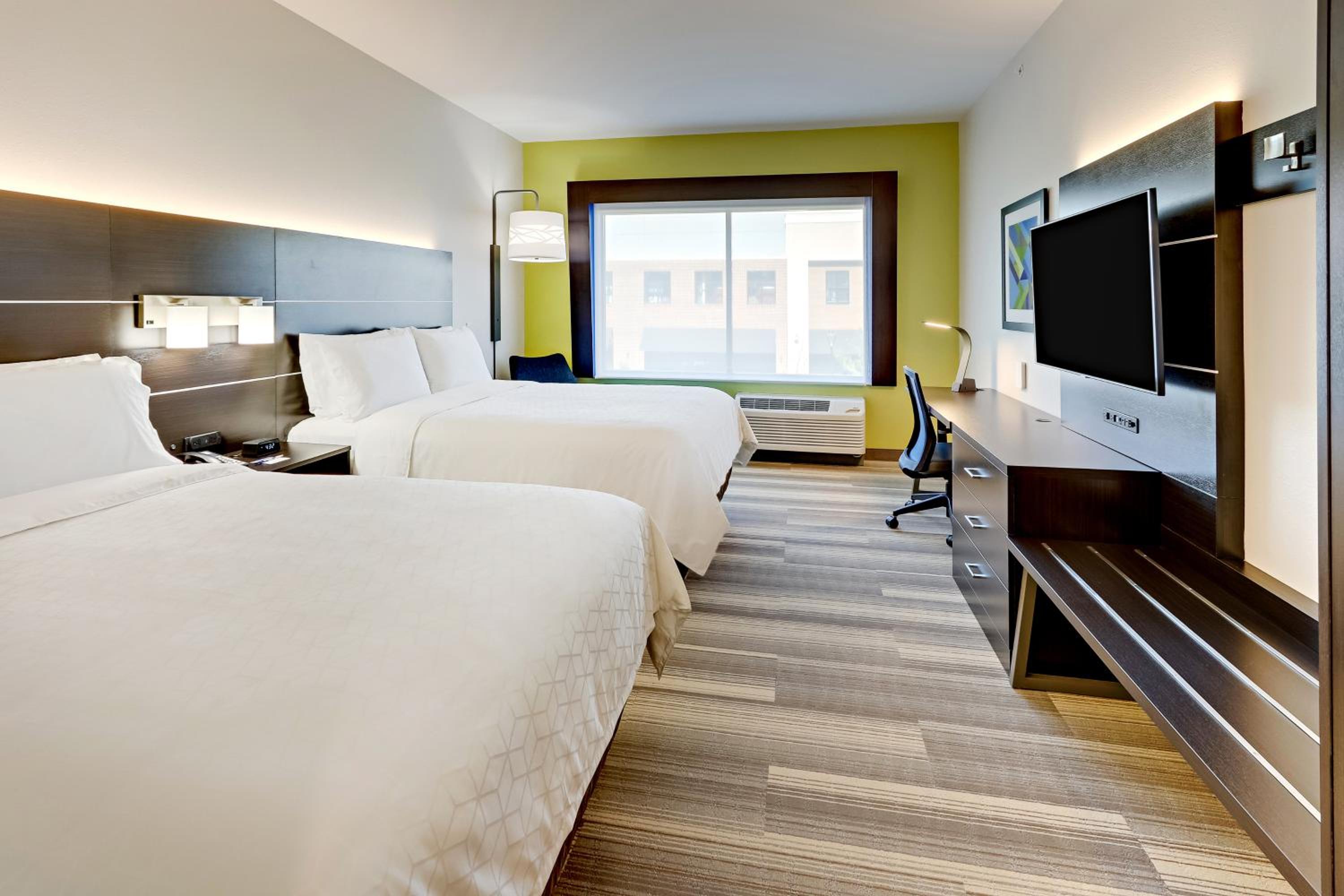 Standard Queen Room with Two Queen Beds - Photo 9