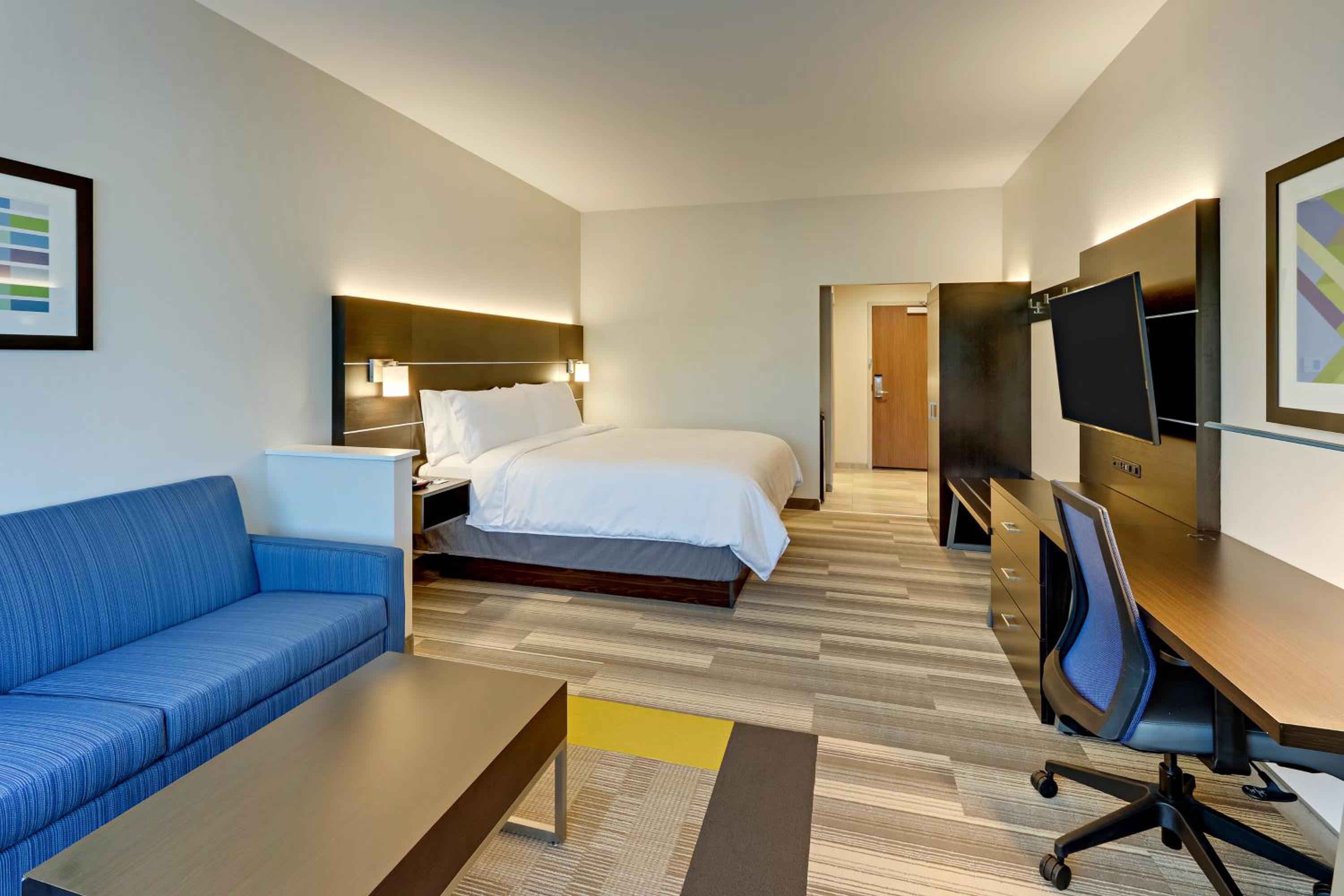 King Suite - Non-Smoking - Photo 4