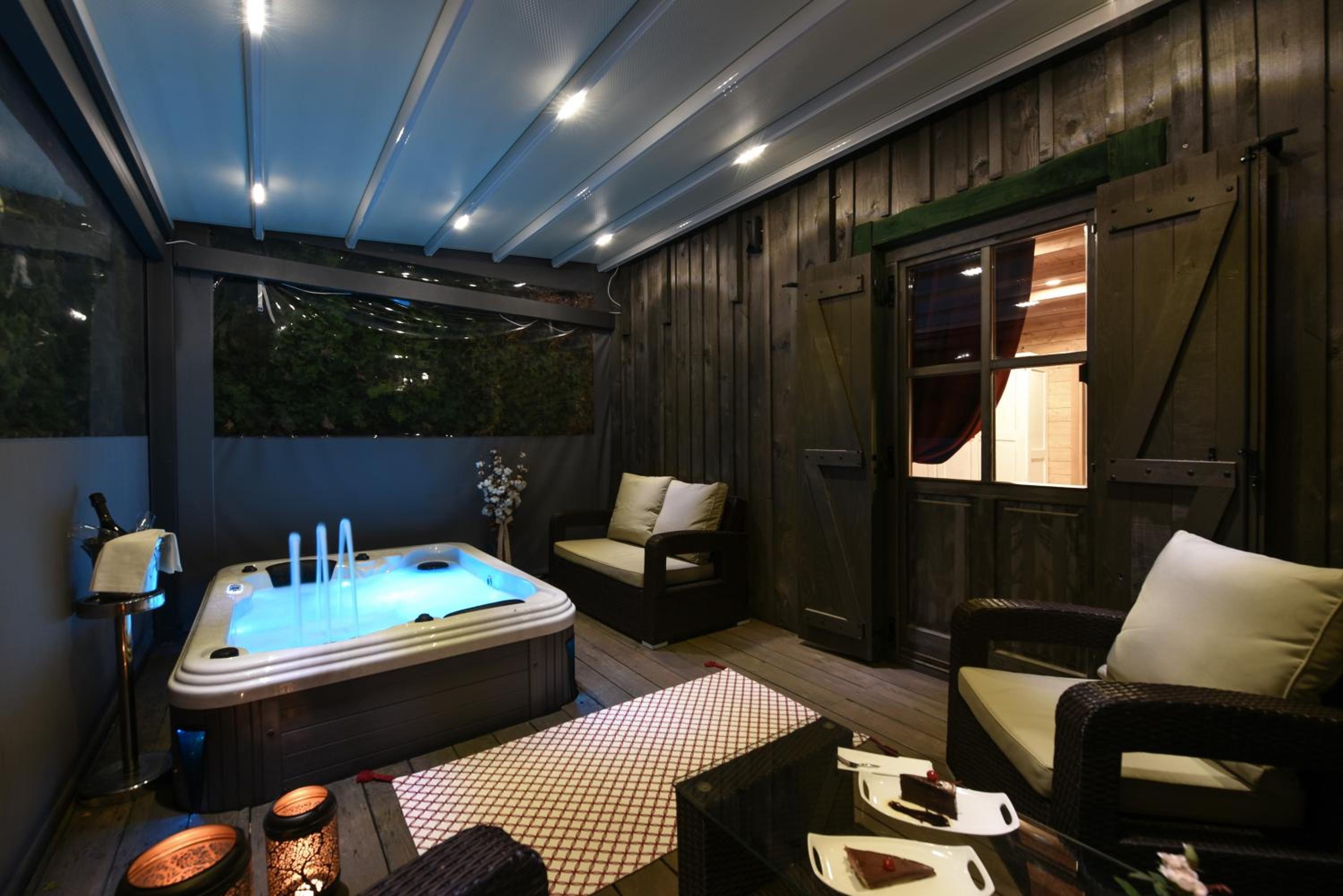 Deluxe Suite with Spa Bath - Photo 2