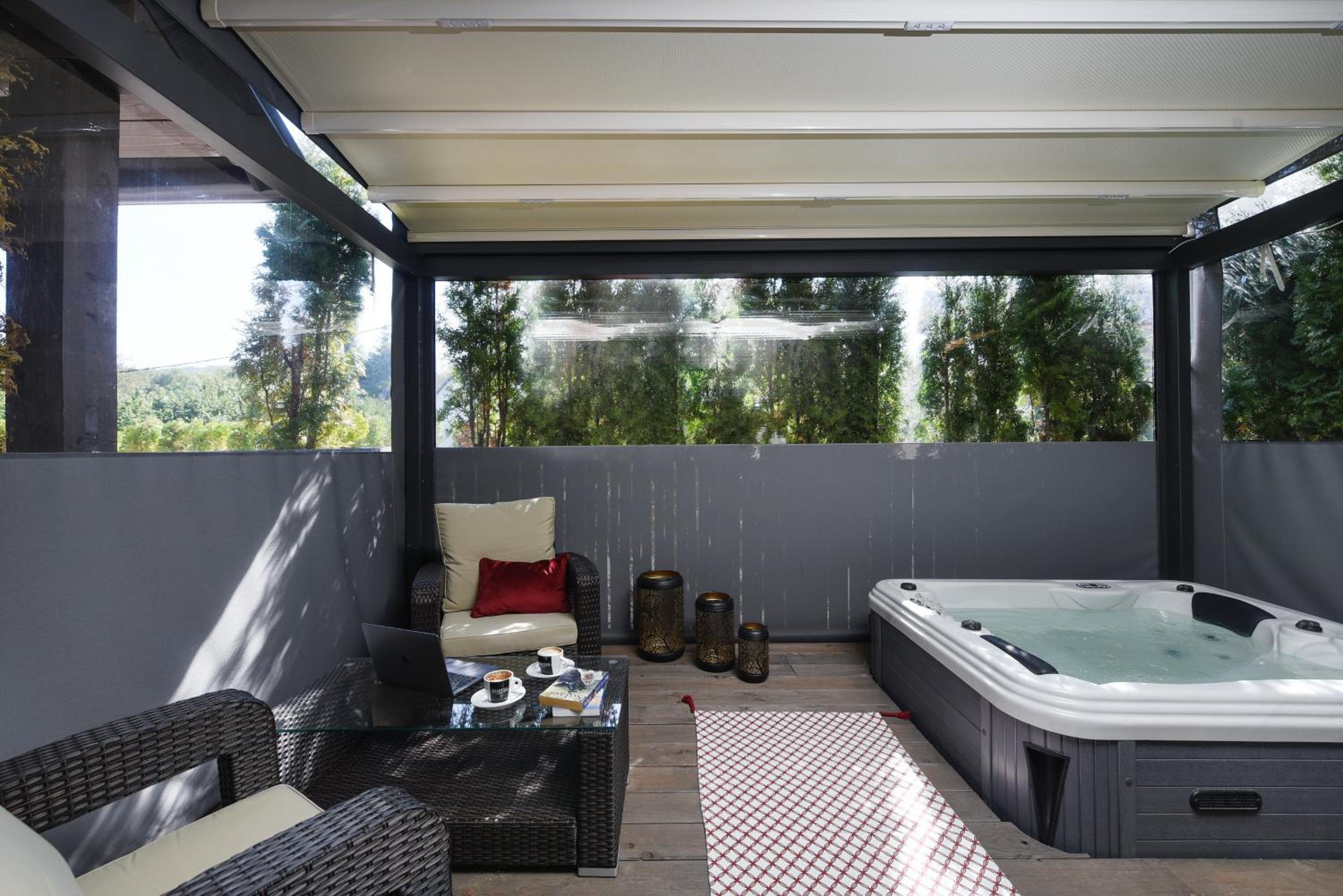 Deluxe Suite with Spa Bath - Photo 3