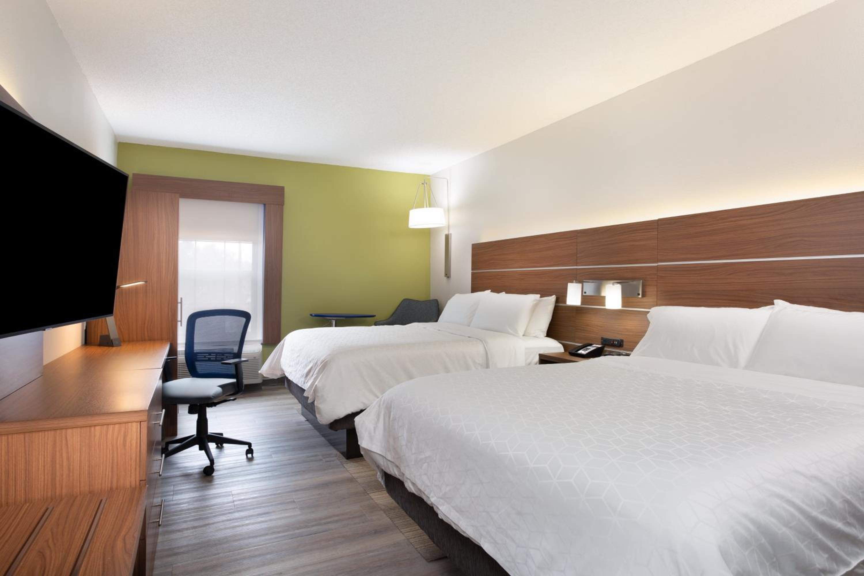 Standard Queen Room with Two Queen Beds - Photo 6