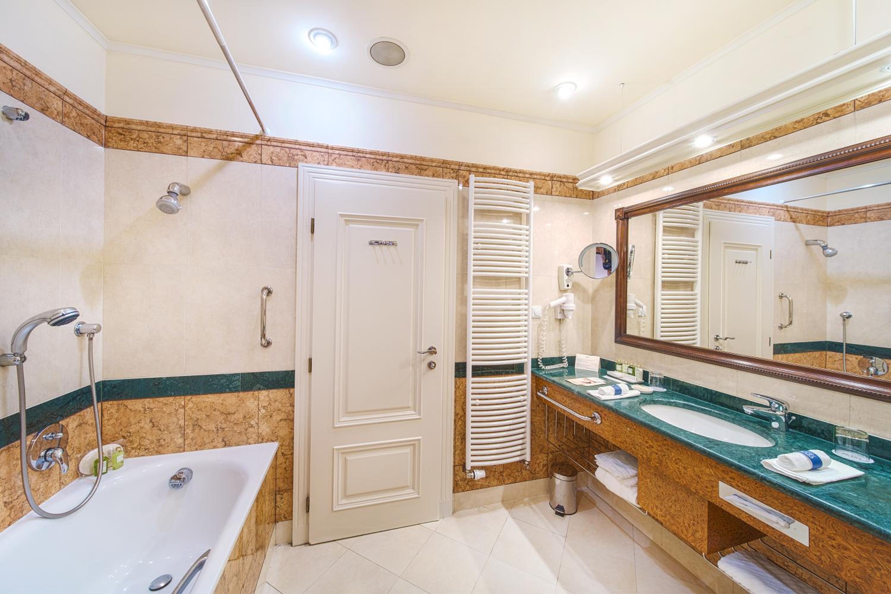 Excellent Double room with Spa Street View and Entry to Wellness - Photo 2