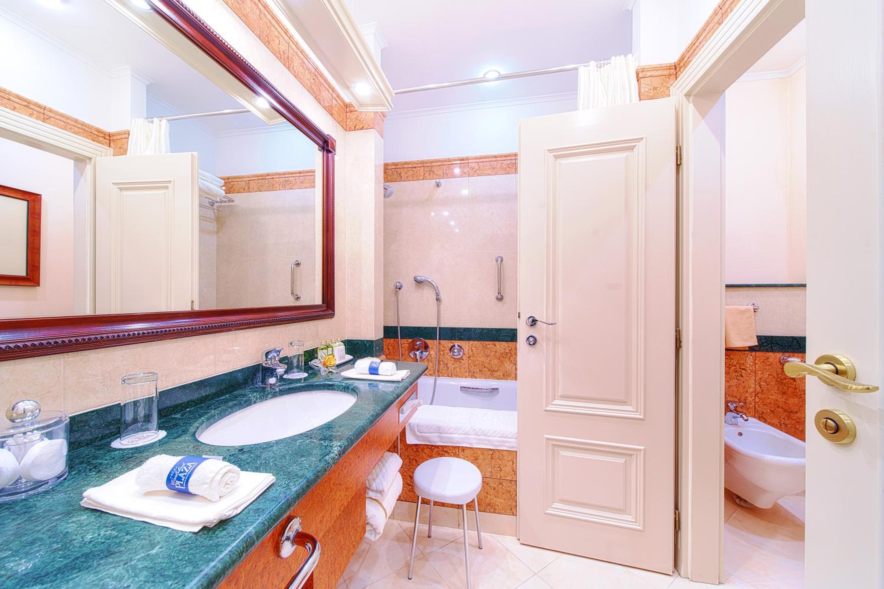 Supreme Double Room with Spa Street View and Entry to Wellness  - Photo 2