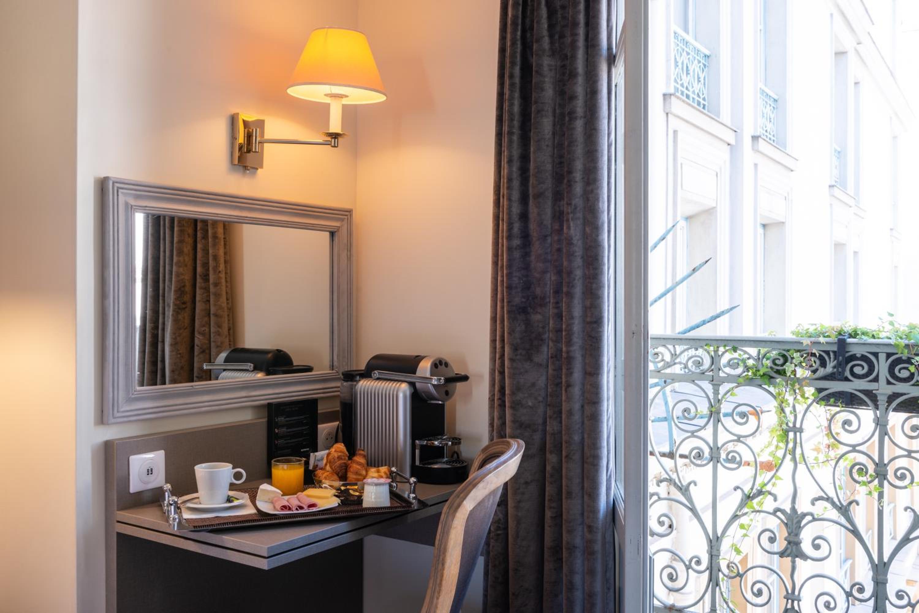 Small Double Room with Balcony photo 3
