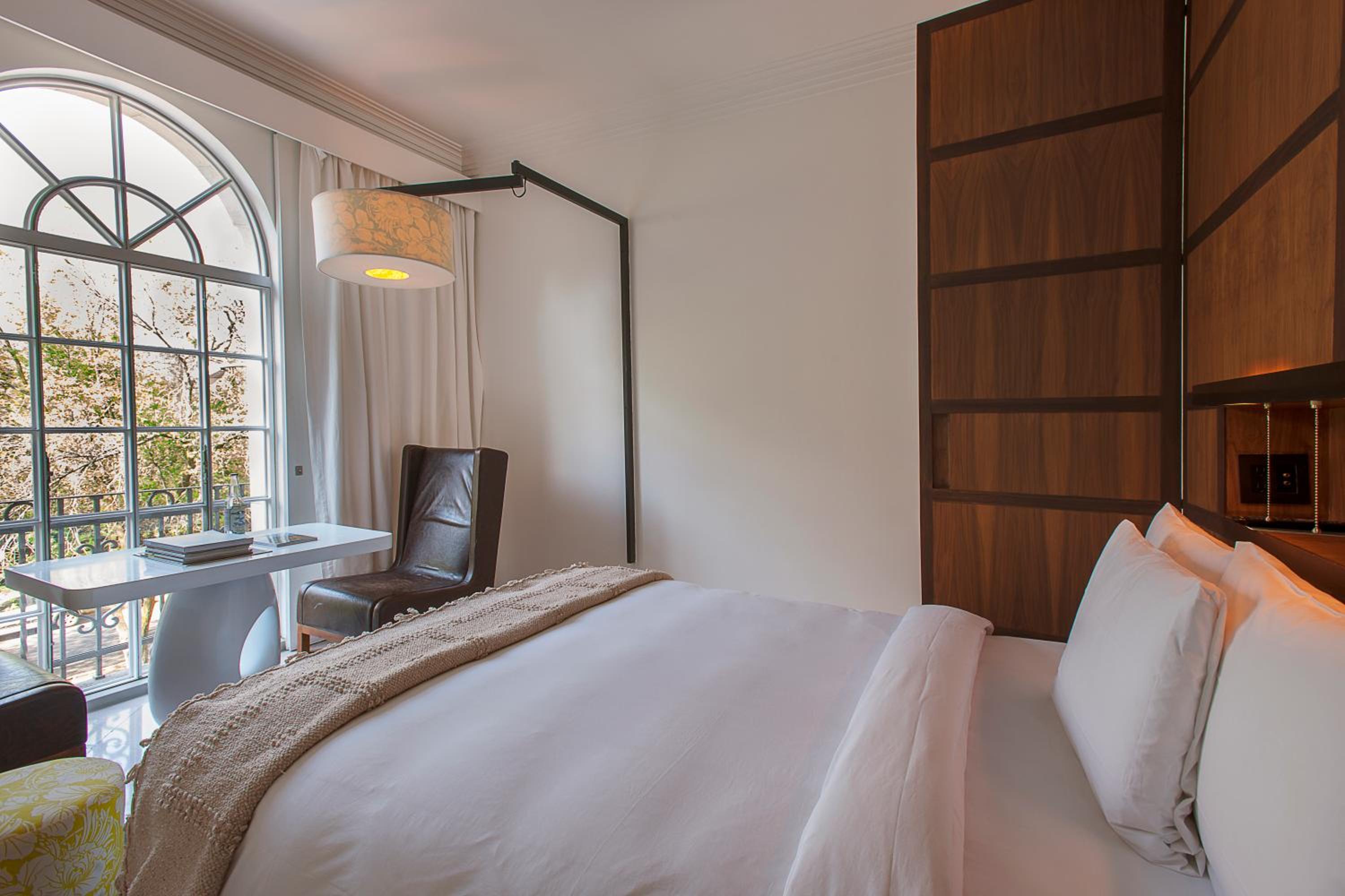 Queen Room with Balcony - Photo 4