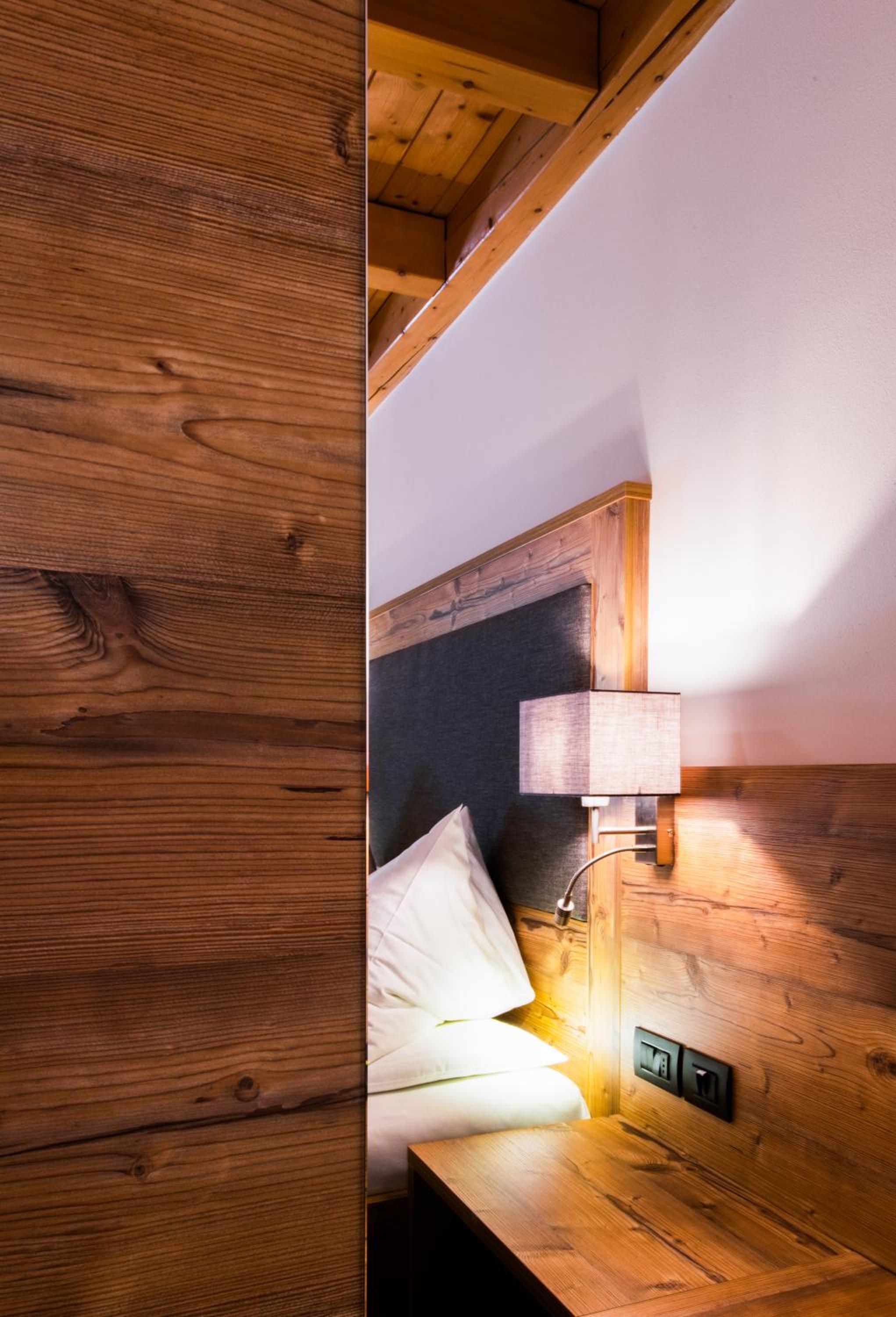 Classic Double Room with Balcony - Photo 6