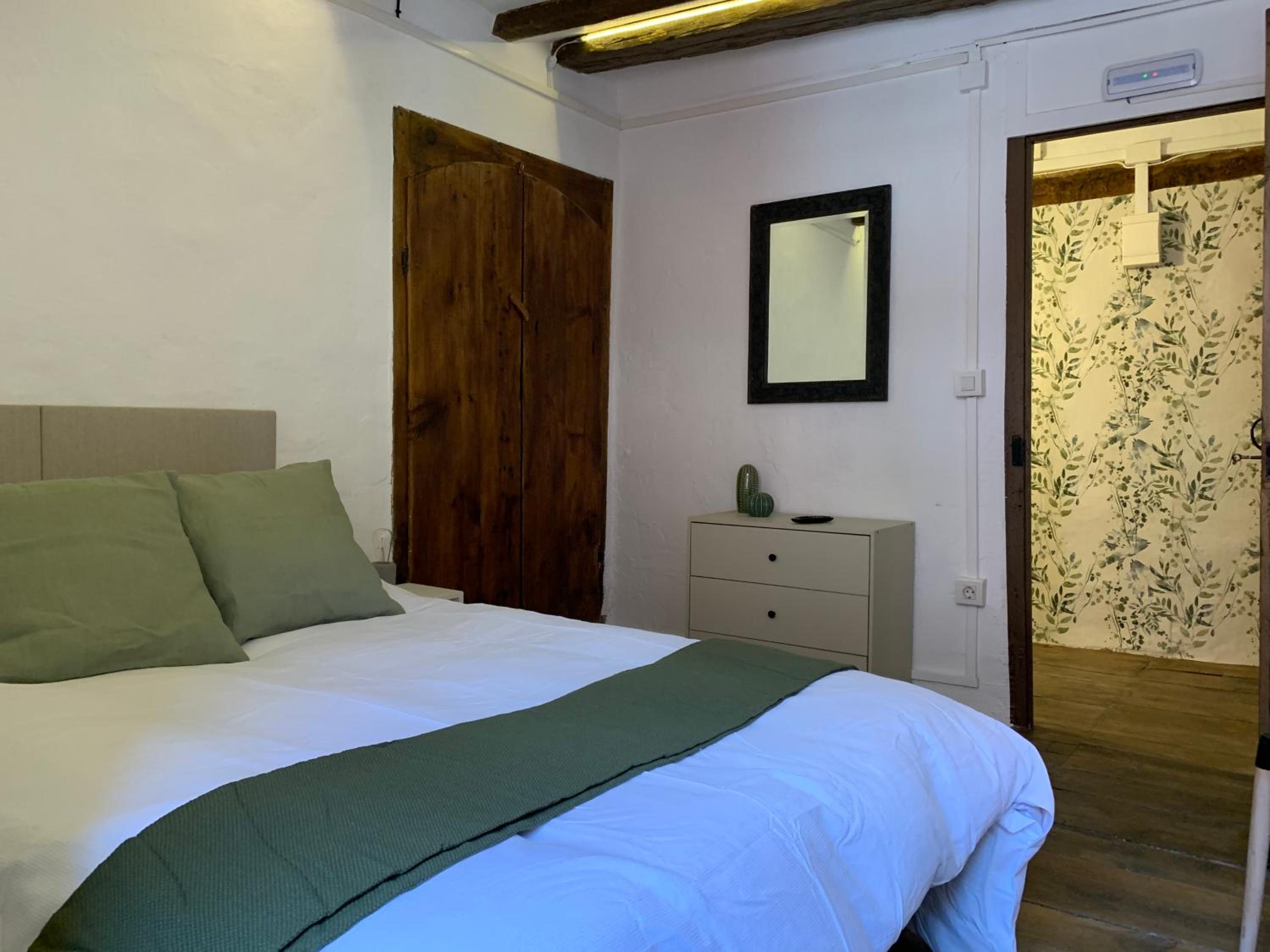 Double Room with Balcony - Photo 3